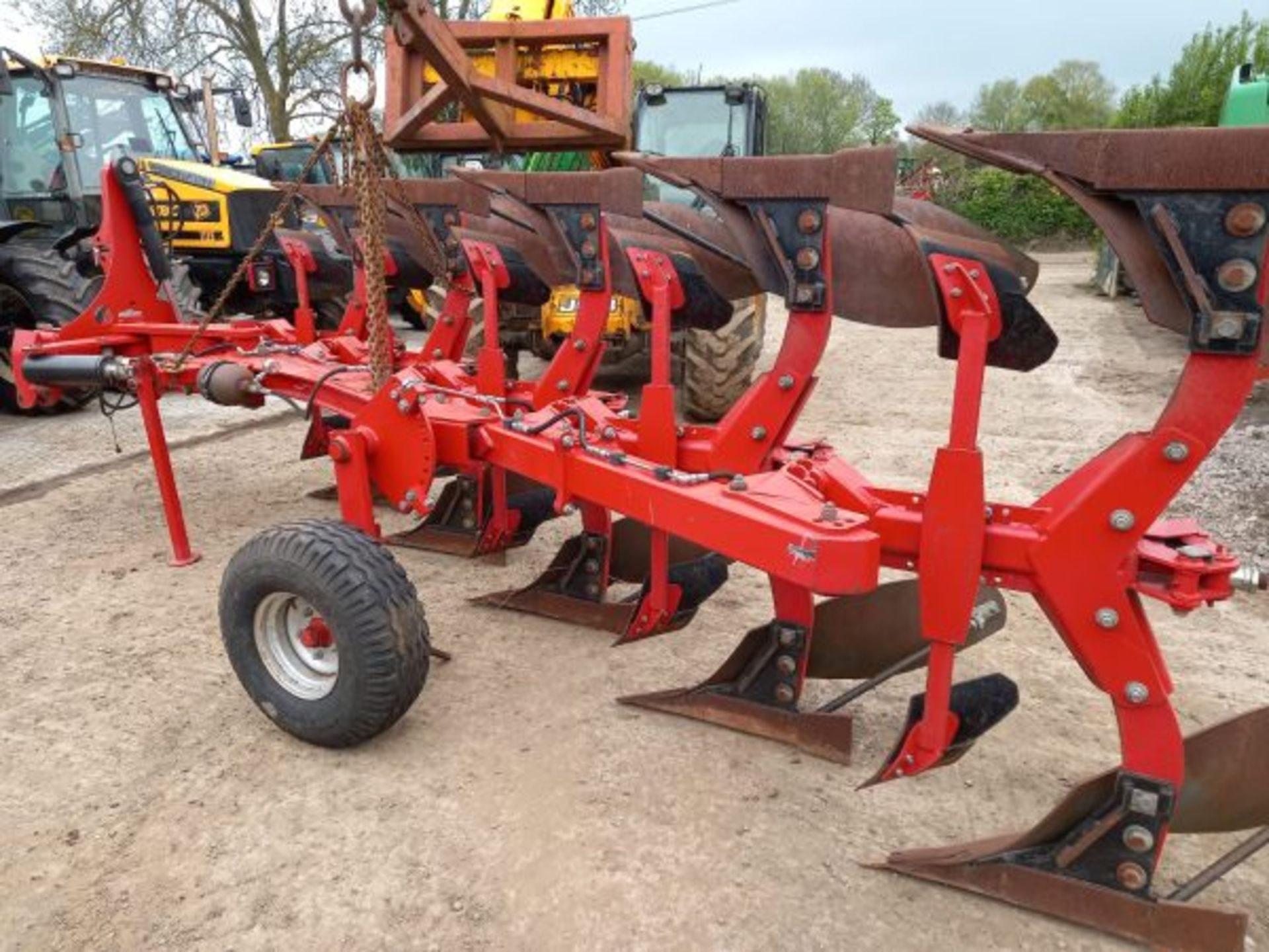 MASSEY FERGUSON 4 + 1, 5 FURROW REVERSIBLE PLOUGH - Image 5 of 5