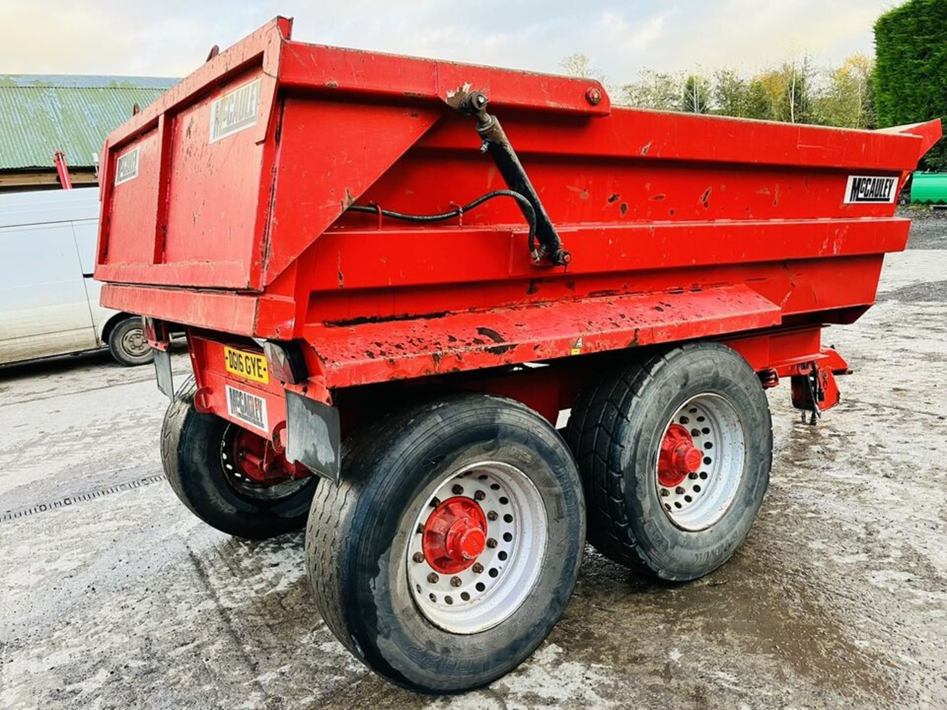 DUMP IN STYLE: 2017 MCCAULEY 14-TONNE TRAILER WITH HYDRAULIC REAR DOOR - Image 2 of 7