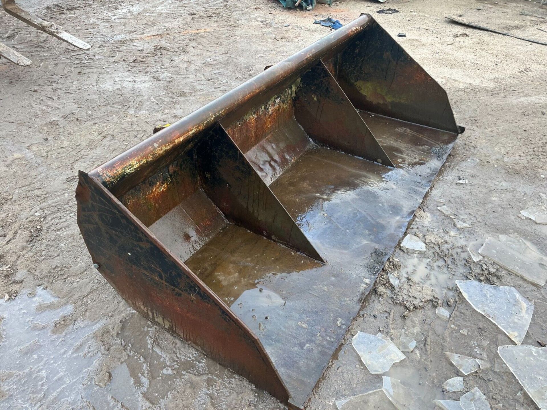 BRACKETS ON JCB BUCKET - Image 3 of 4