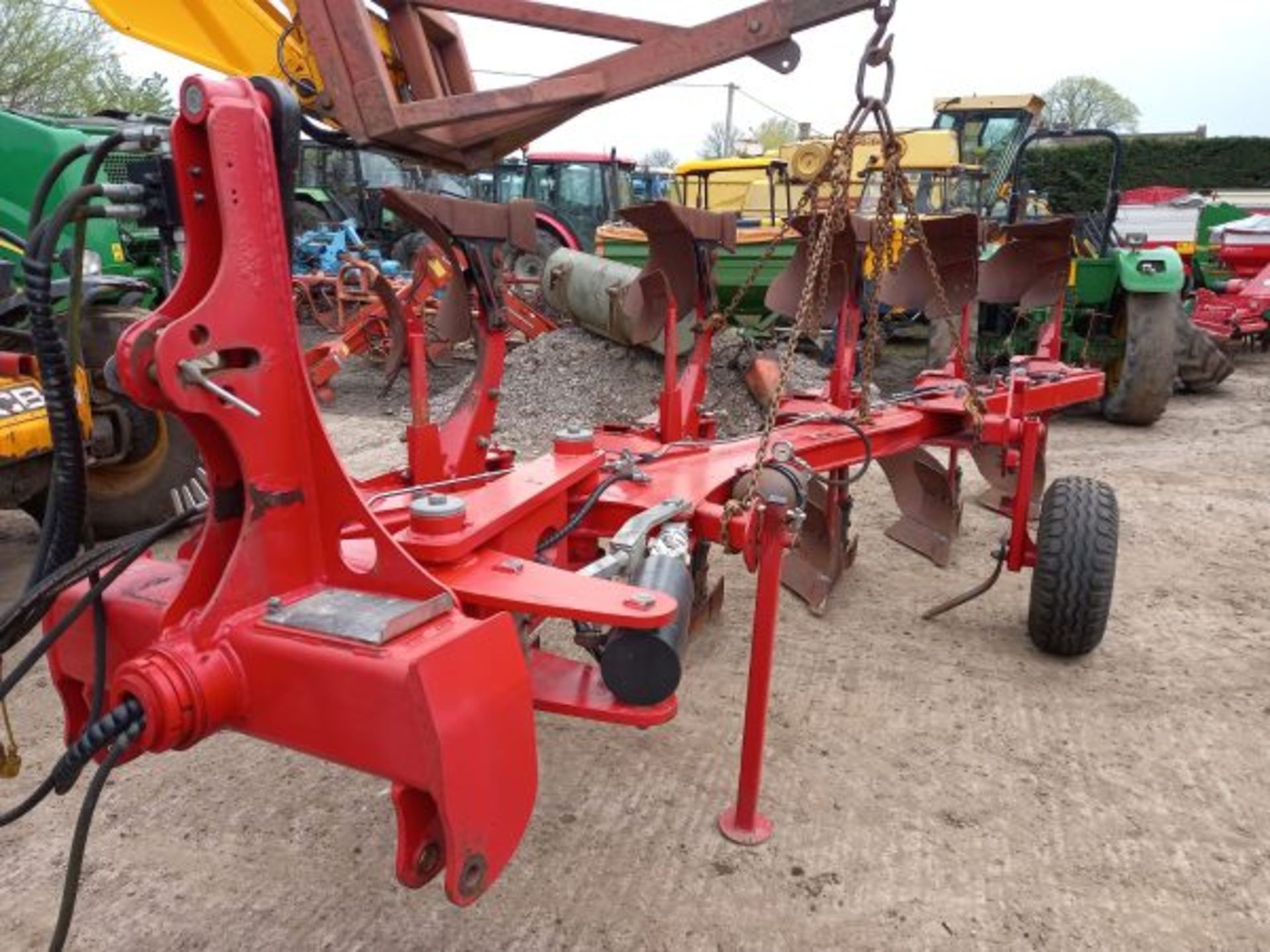 MASSEY FERGUSON 4 + 1, 5 FURROW REVERSIBLE PLOUGH - Image 2 of 5