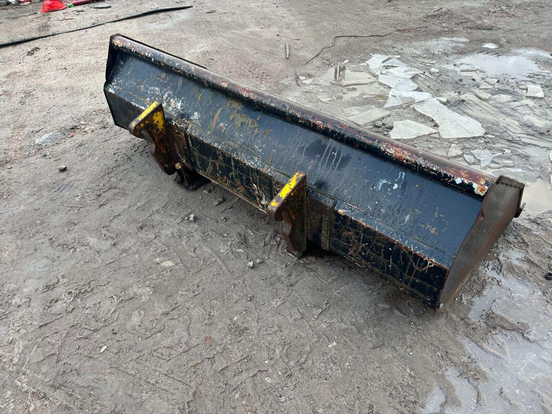 BRACKETS ON JCB BUCKET