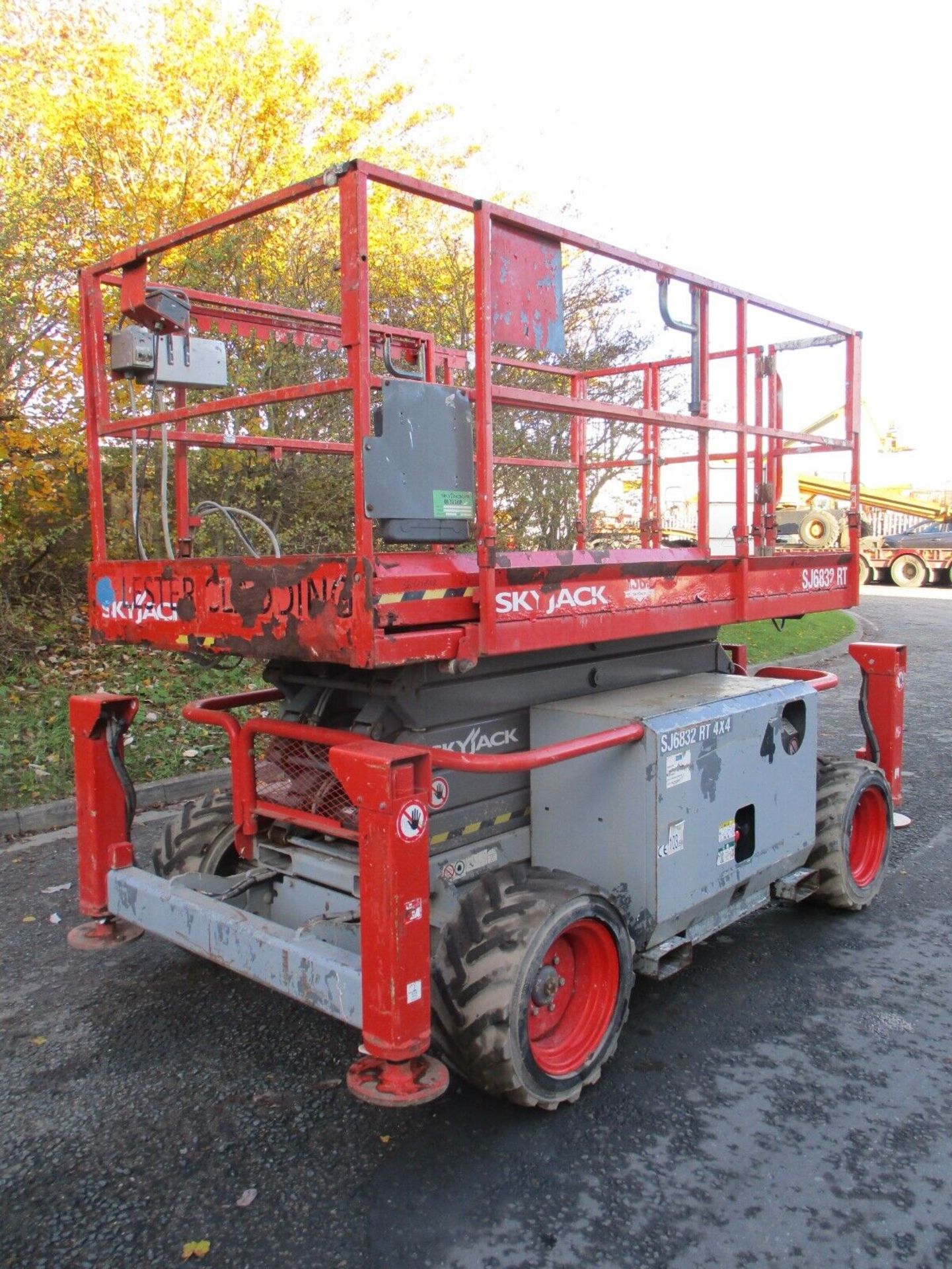 LEVELLING LEGACY: SKYJACK SJ6832'S STURDY 3770KG FRAME - Image 5 of 13