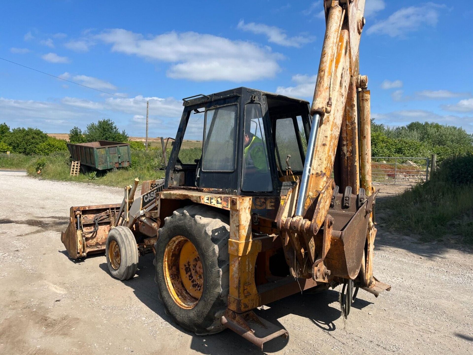 CASE 580F BACKHOE LOADER DIGGER EXCAVATOR 4 IN 1 FRONT BUCKET 4920 HOURS - Image 4 of 9