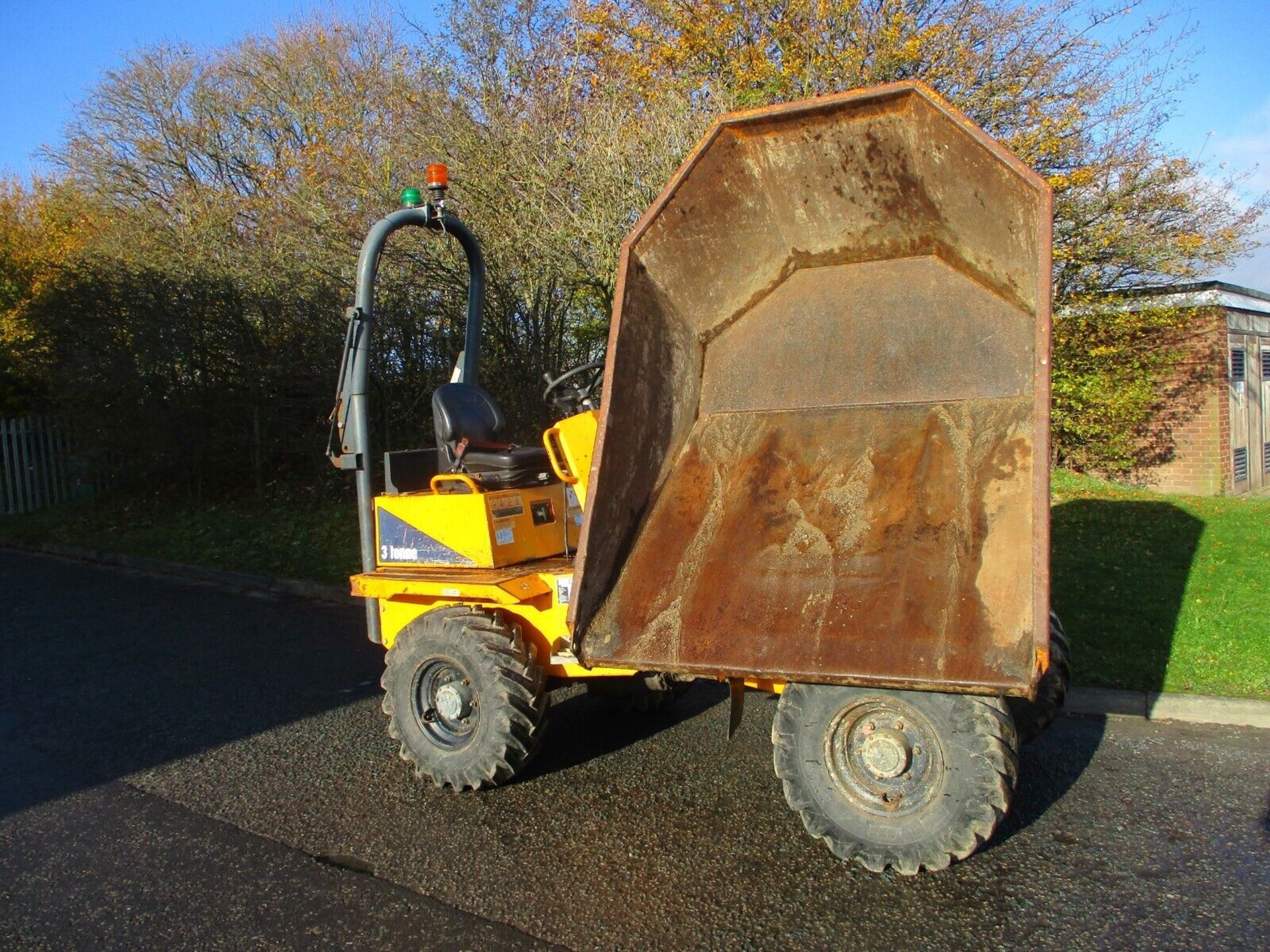 2011 THWAITES 3 TON DUMPER - Image 2 of 15