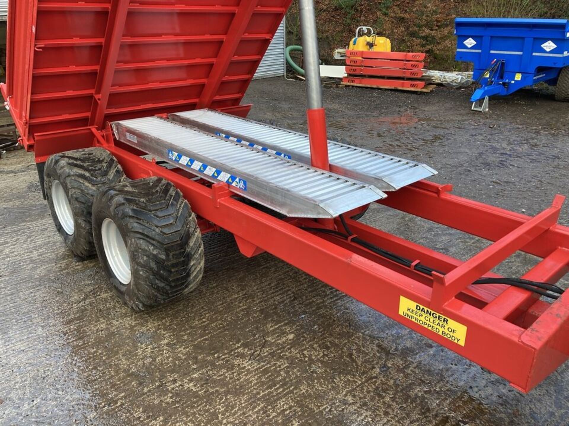 SECURE CARGO COMMANDER: BOGIE AXLE WITH 4-WHEEL BRAKING AND LED LIGHTS - Image 3 of 9