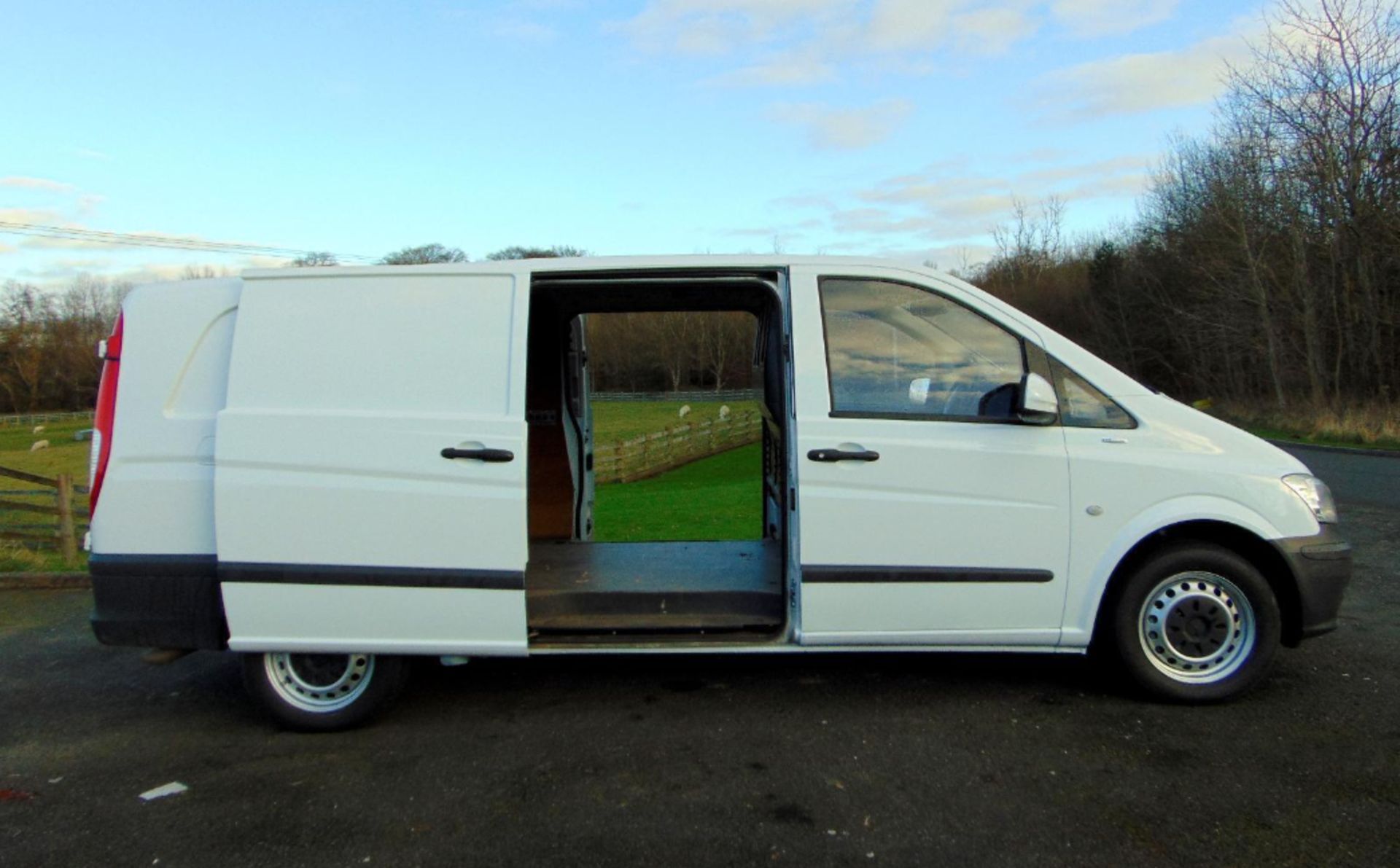 EFFICIENT WORKHORSE: 2014 MERCEDES VITO EXTRA LONG - Image 10 of 15