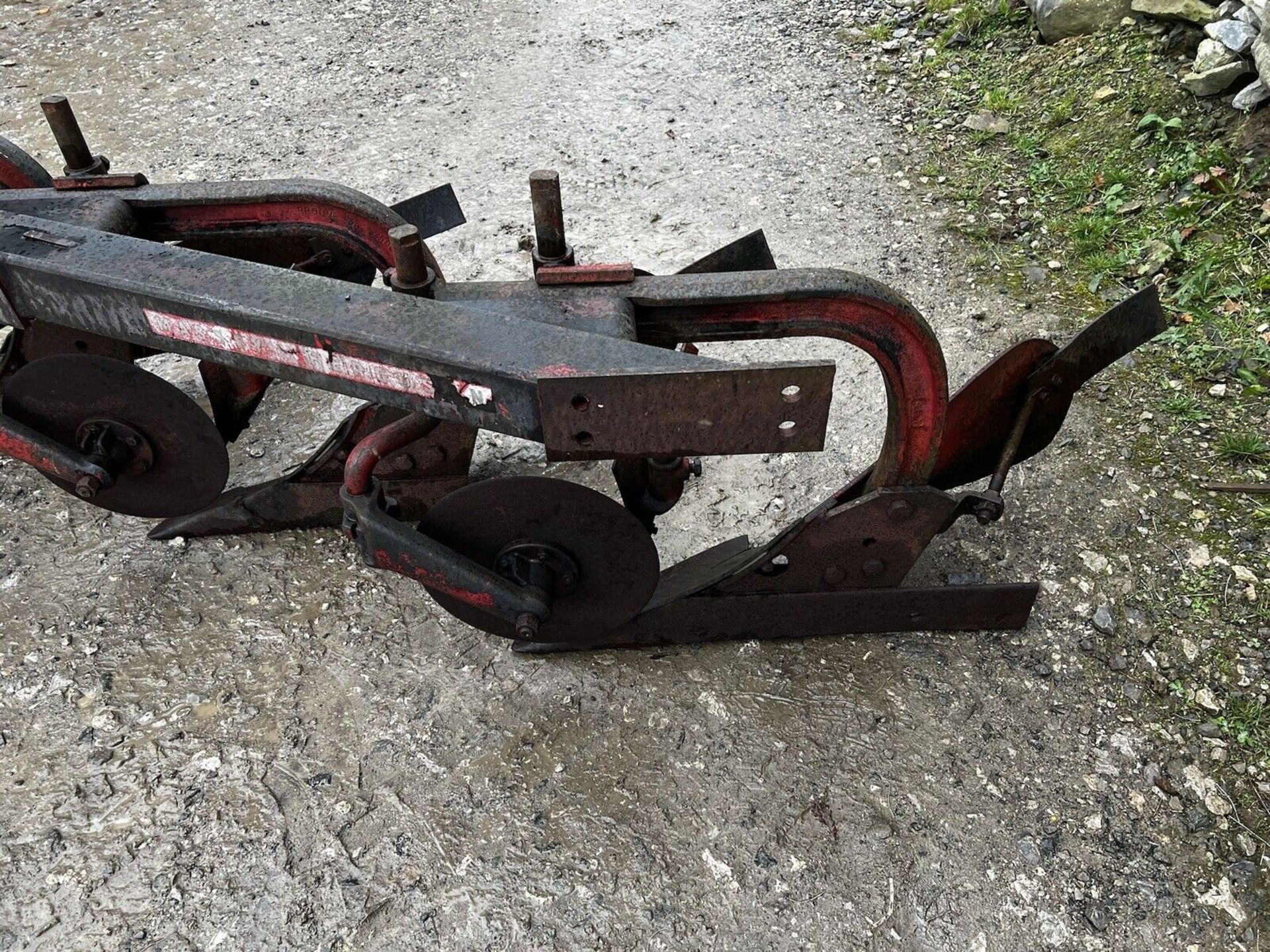 PRODUCTIVE 3-FURROW MF 150 PLOW - Image 4 of 8