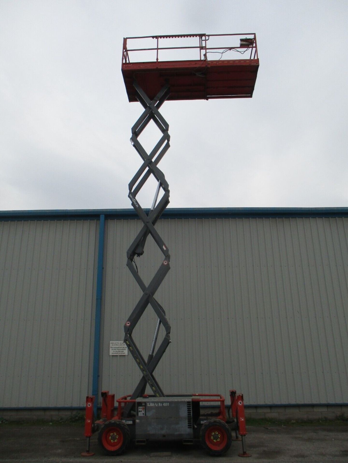 2014 SKYJACK SJ6832 SCISSOR LIFT - Image 3 of 11