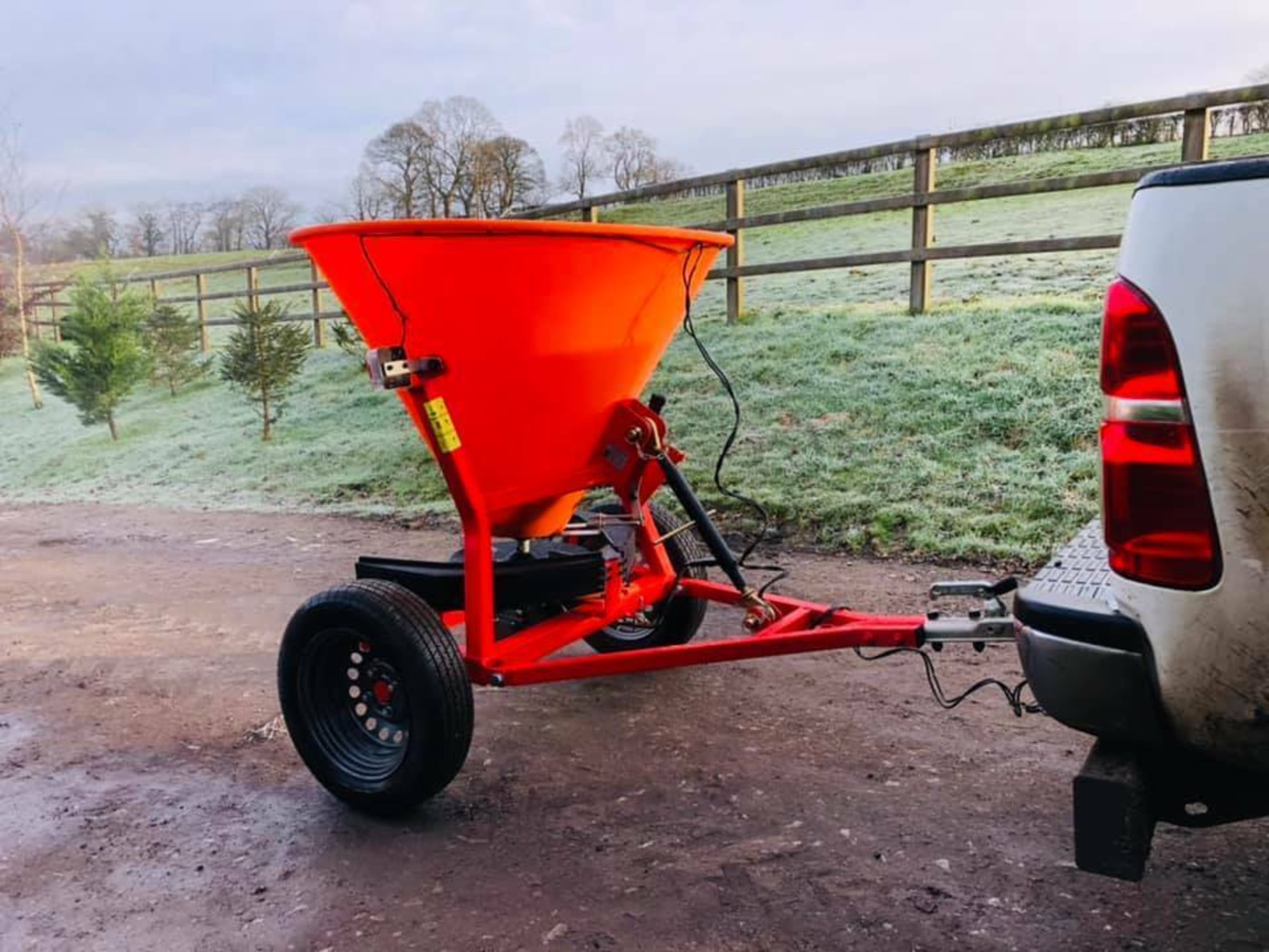 SNOW SOLUTION: NEW 3PL MOUNTED SALT SPREADERS 350L - Image 3 of 10