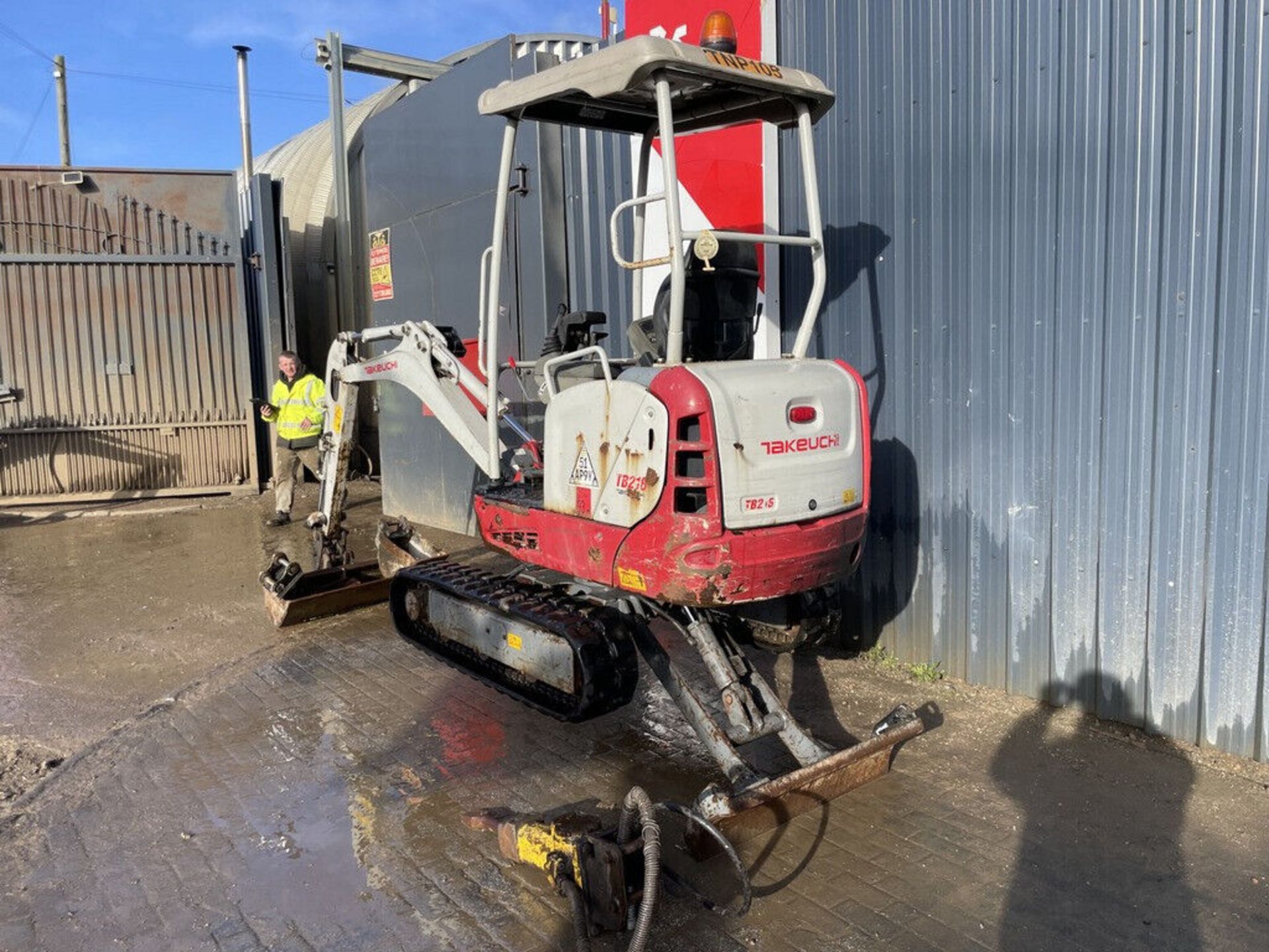 LOW-HOUR BEAST: 2017 TAKEUCHI TB216 MINI EXCAVATOR - Image 4 of 9