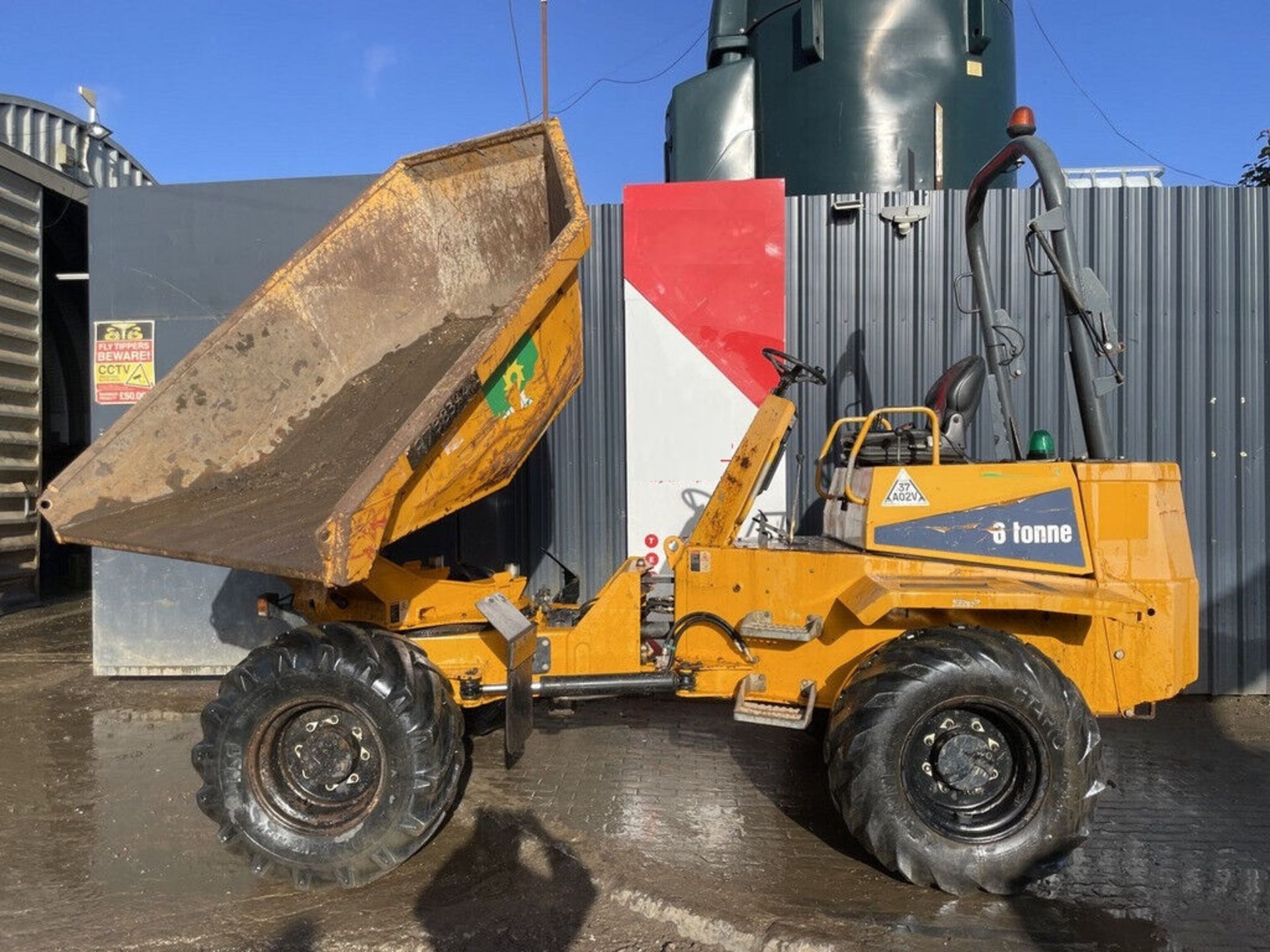 POWERFUL PERFORMANCE: 2016 THWAITES 6-TON SWIVEL DUMPER