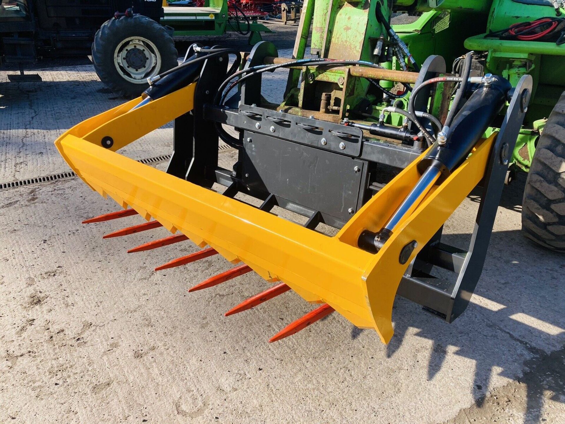 EFFICIENT HANDLING: BALE CUTTER WITH WRAP RETENTION - Image 4 of 6