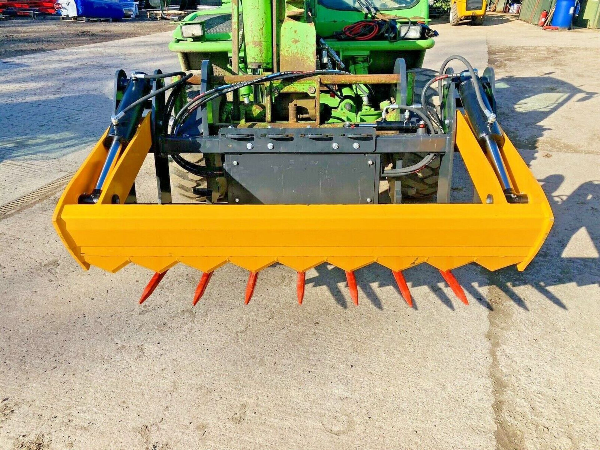 EFFICIENT HANDLING: BALE CUTTER WITH WRAP RETENTION - Image 3 of 6