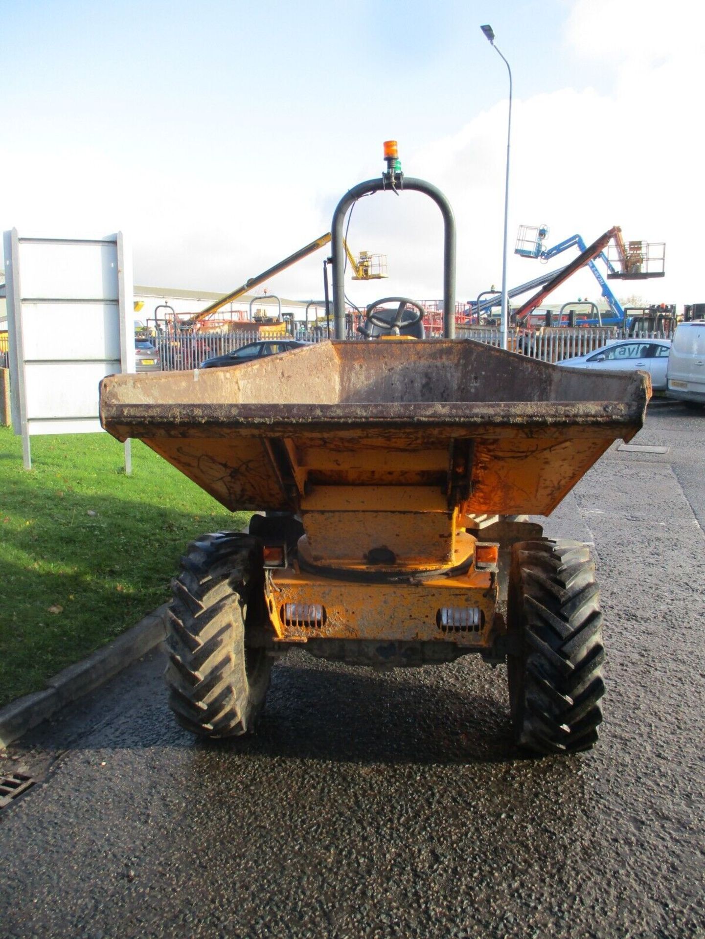 2011 THWAITES 3 TON DUMPER - Image 9 of 15