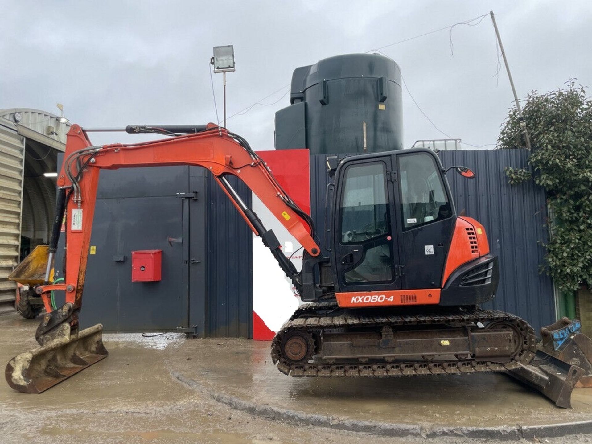 2016 KUBOTA EXCAVATOR: 5631 HOURS, FULL CAB, RED KEY, AIR CONDITION