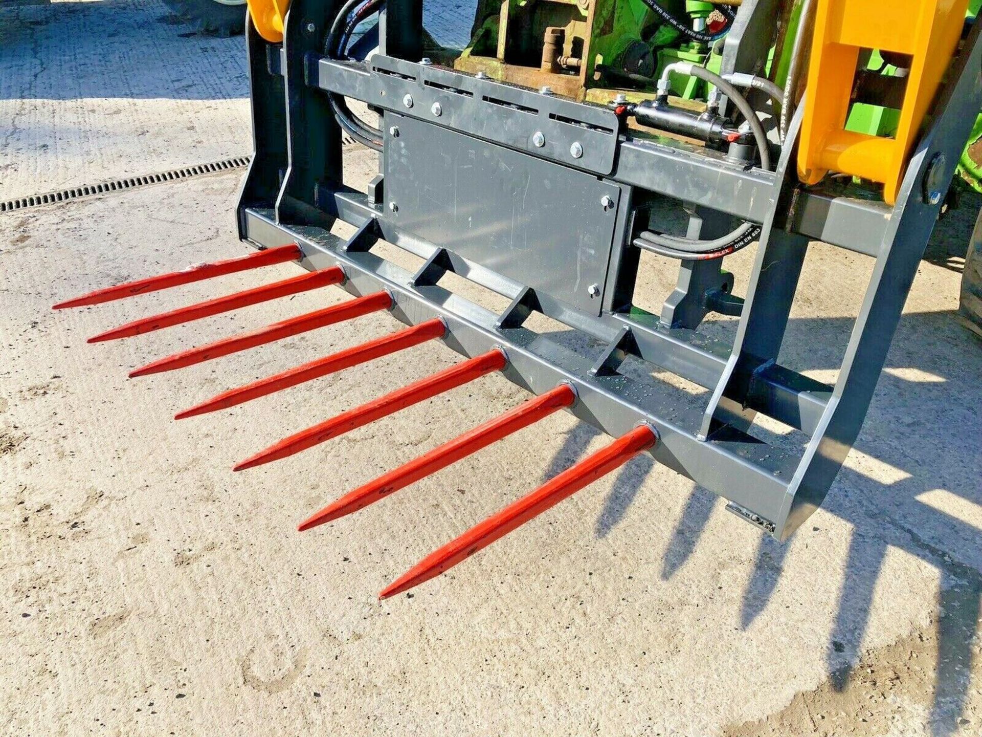EFFICIENT HANDLING: BALE CUTTER WITH WRAP RETENTION - Image 5 of 6