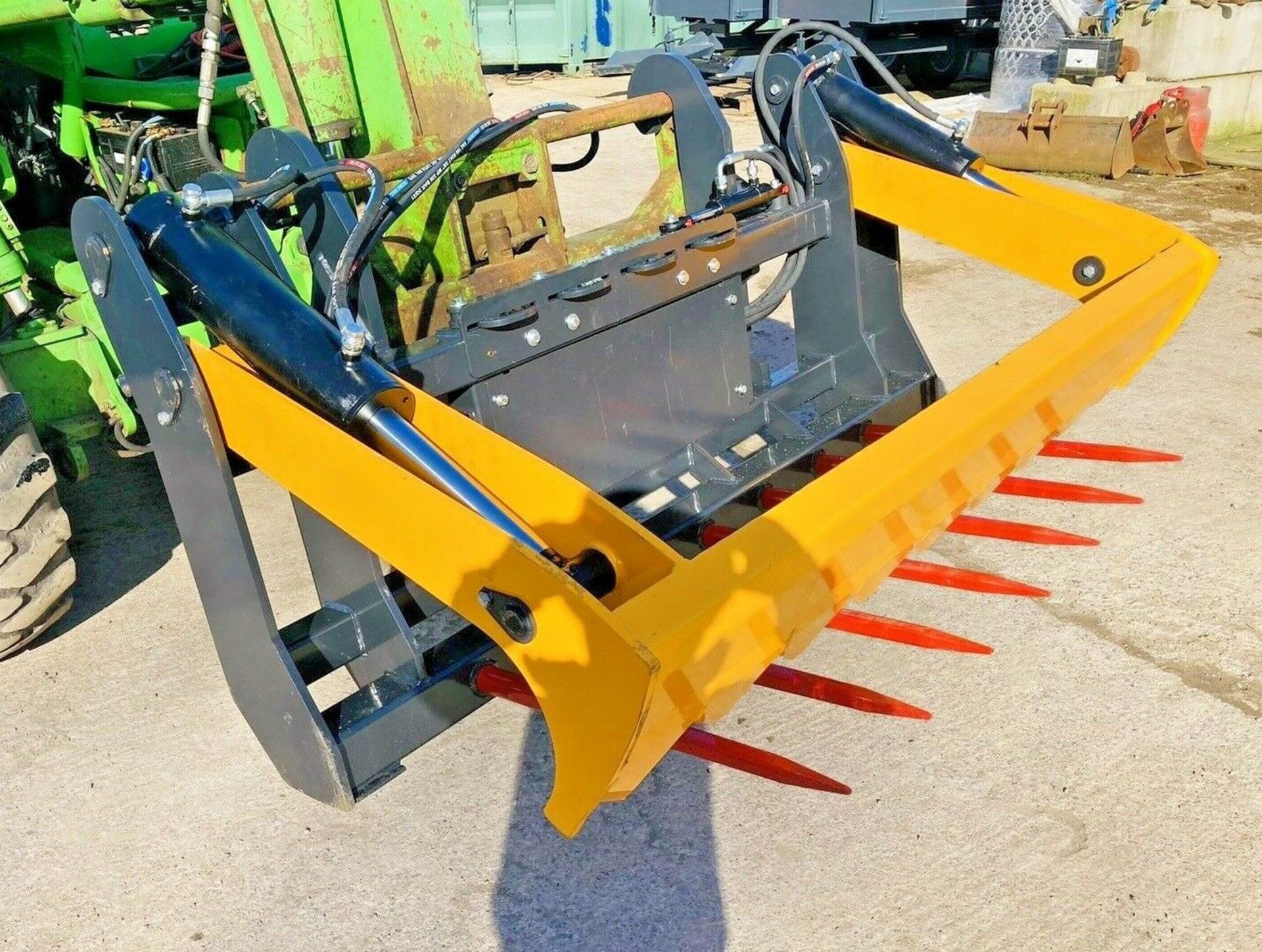 EFFICIENT HANDLING: BALE CUTTER WITH WRAP RETENTION - Image 2 of 6