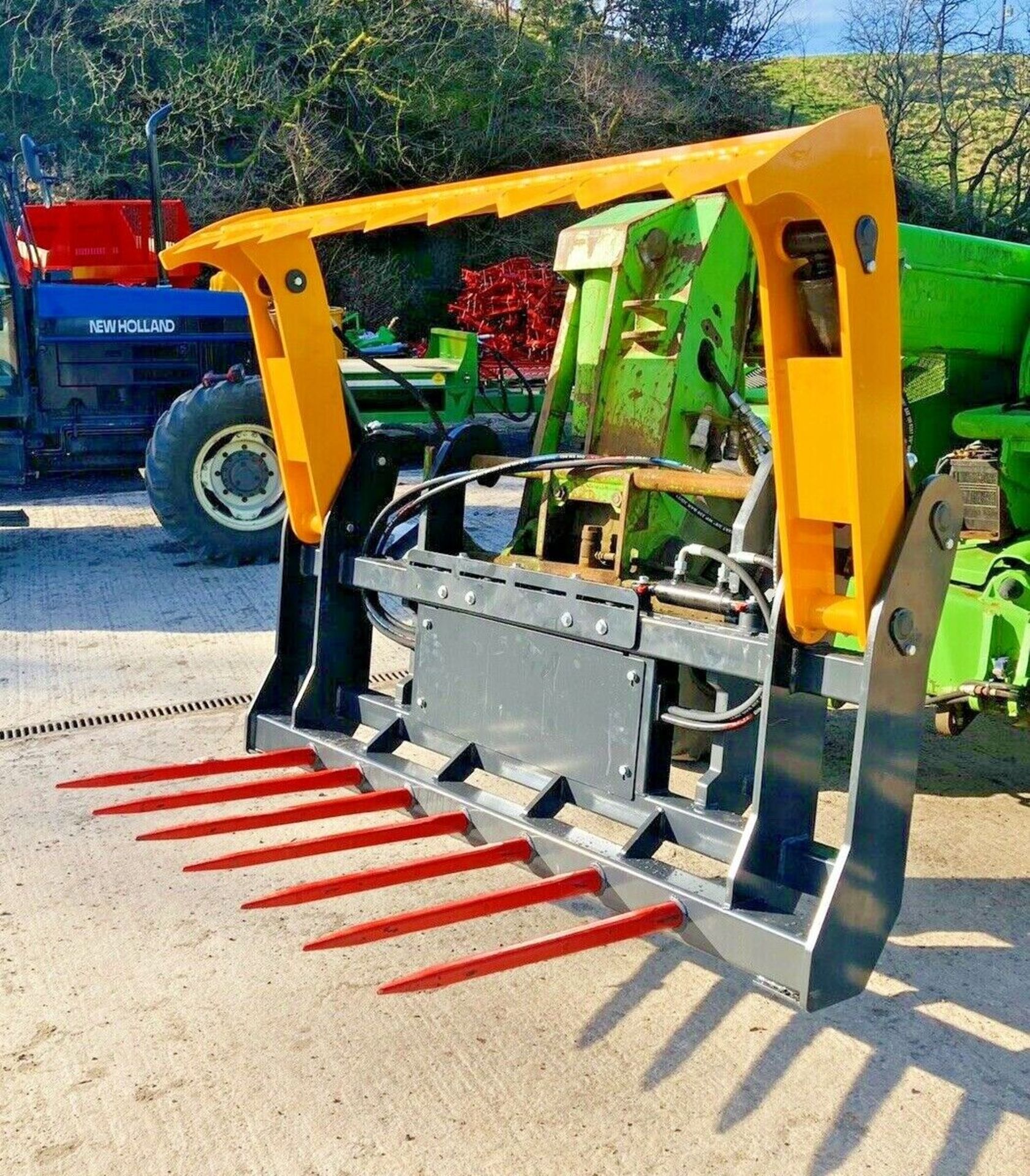EFFICIENT HANDLING: BALE CUTTER WITH WRAP RETENTION