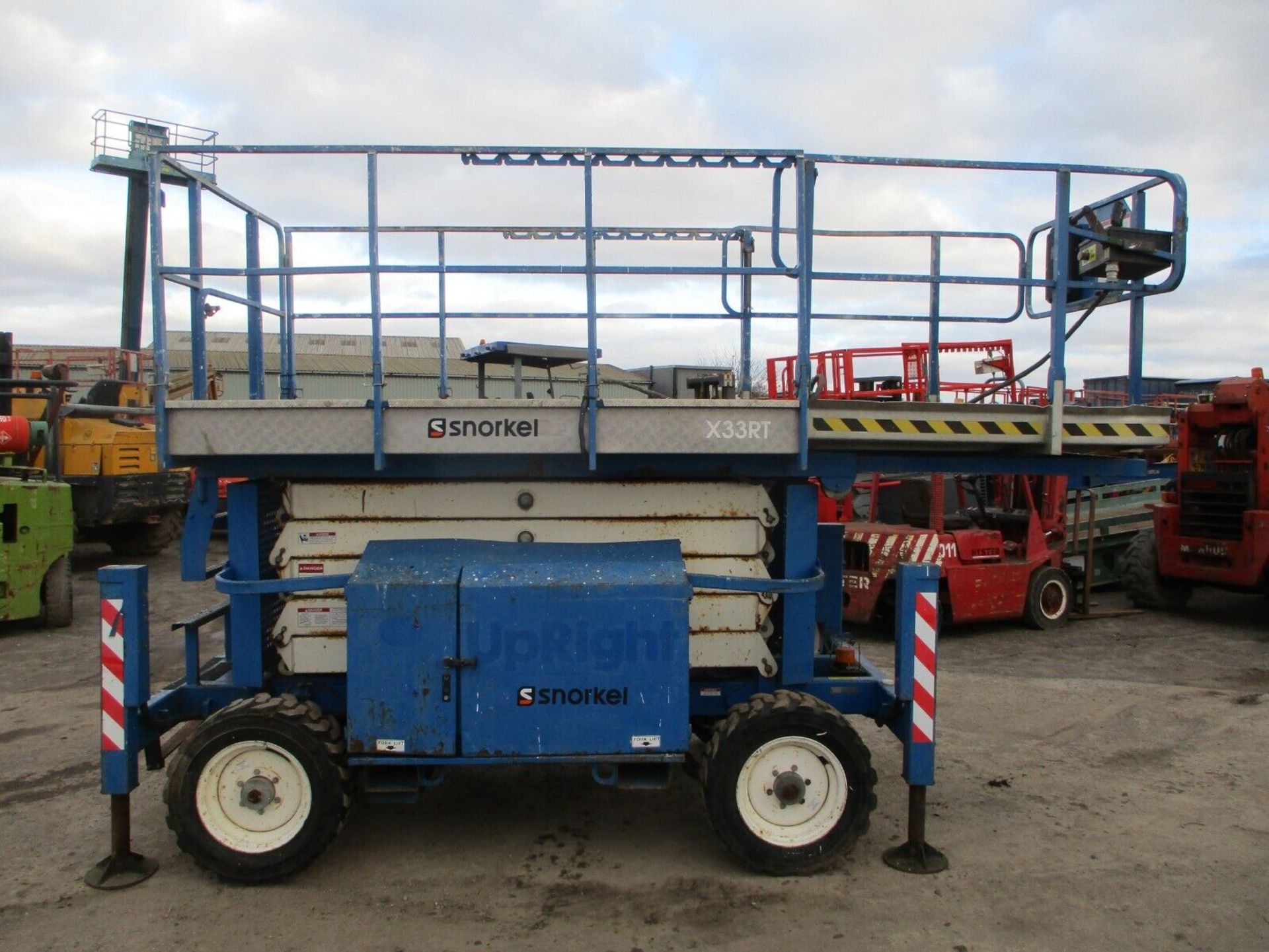 2007 UPRIGHT X33RT: 12M WORKING HEIGHT, SELF-PROPELLED