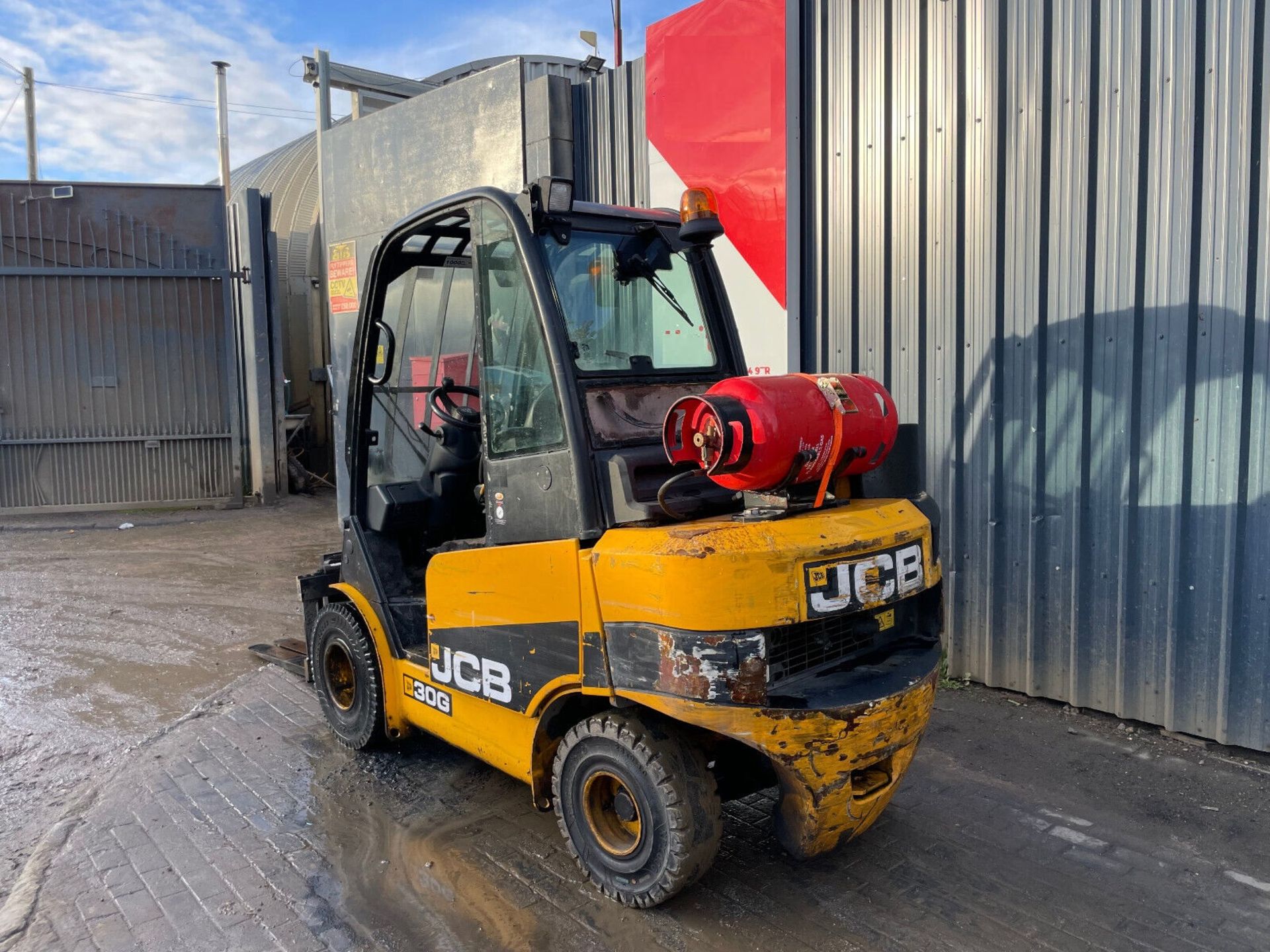 2013 JCB TELETRUK TLT30G: LPG POWER WITH 3000 KG PAYLOAD - Image 2 of 9