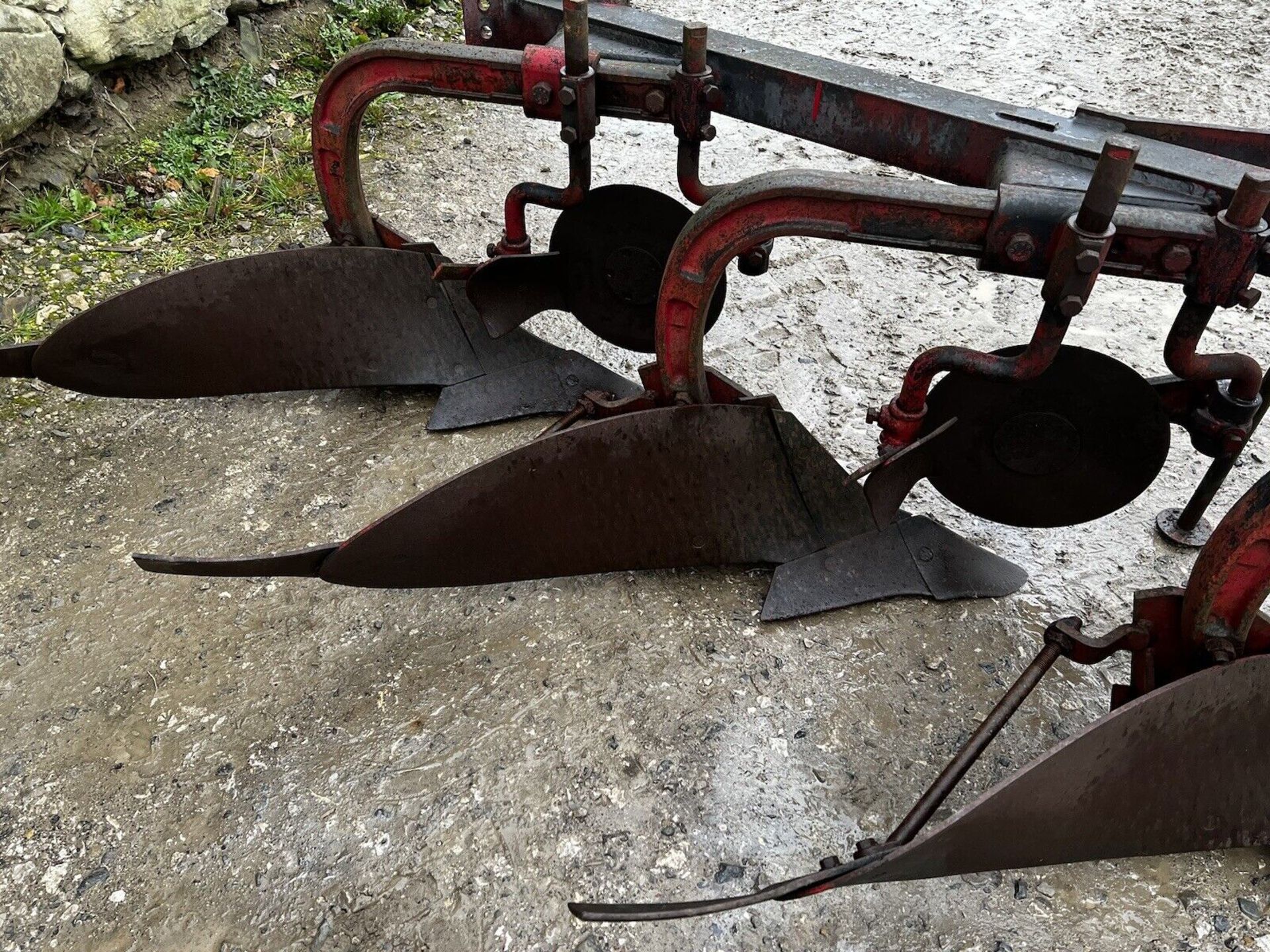 PRODUCTIVE 3-FURROW MF 150 PLOW - Image 6 of 8