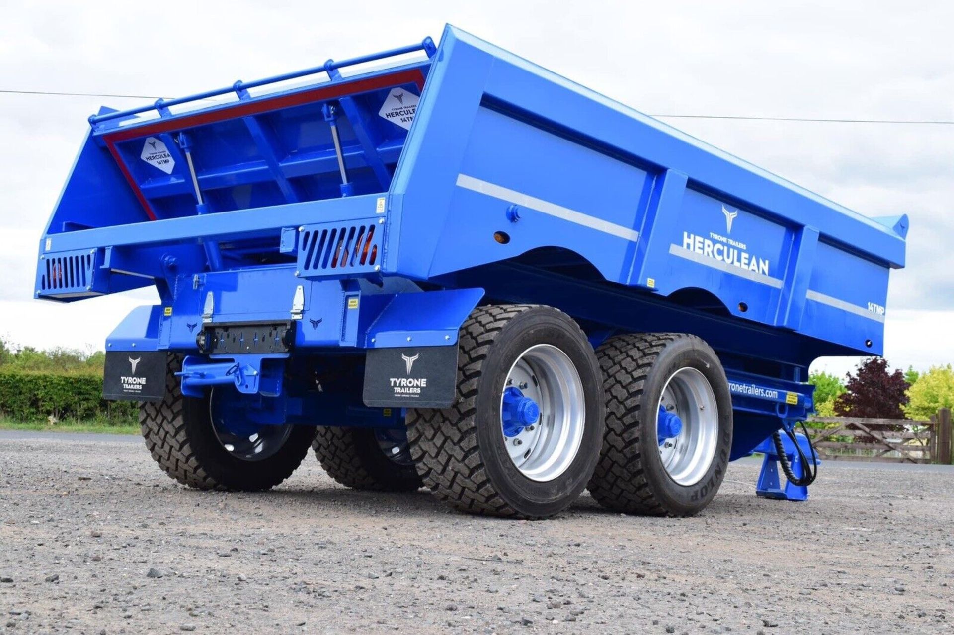 RUGGED RELIABILITY: TYRONE DUMP TRAILERS - SUPER SINGLE TYRES, 2-PACK PAINT FINISH