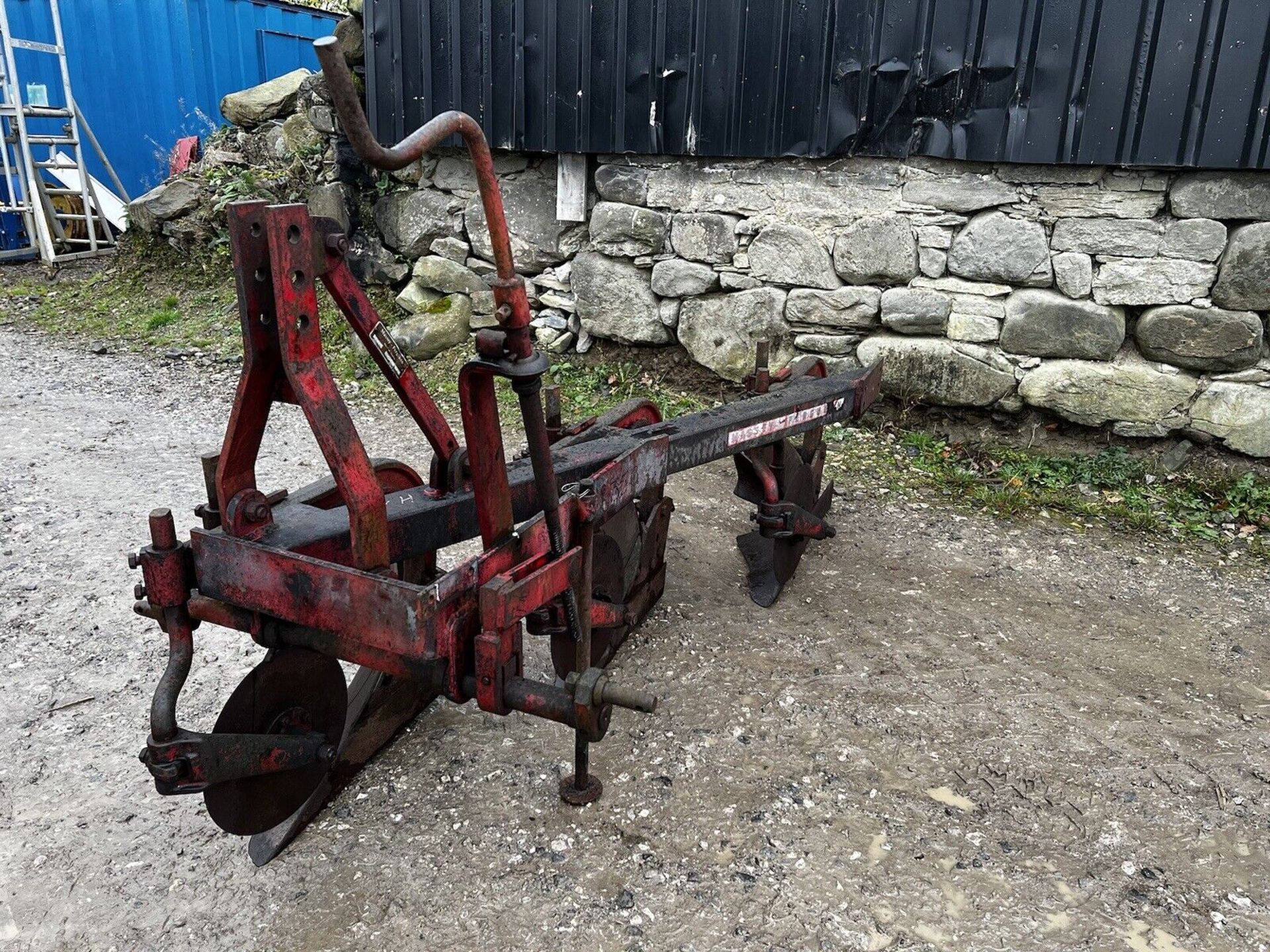 PRODUCTIVE 3-FURROW MF 150 PLOW - Image 3 of 8