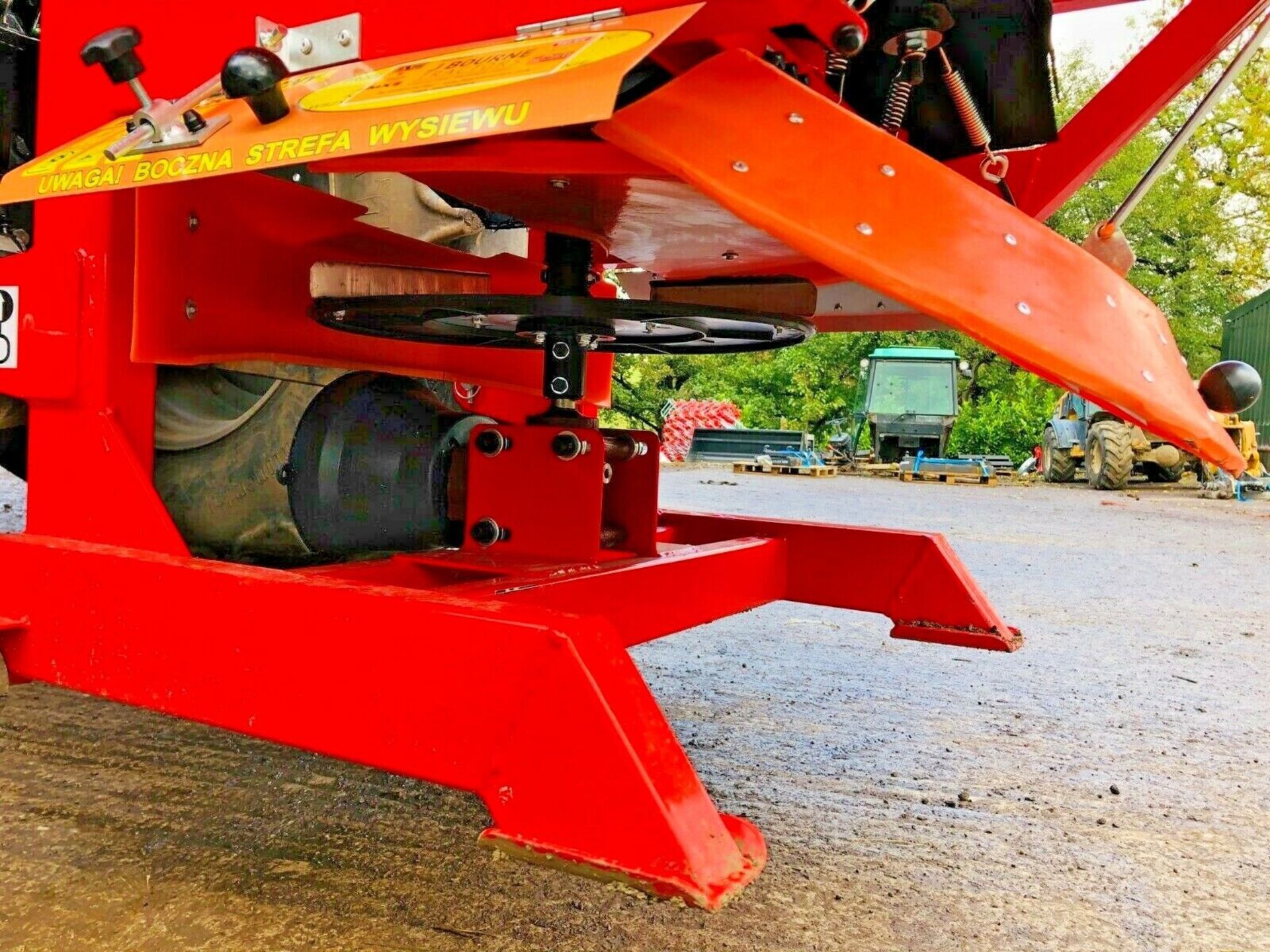 SNOW SOLUTION: NEW 3PL MOUNTED SALT SPREADERS 350L - Image 8 of 10