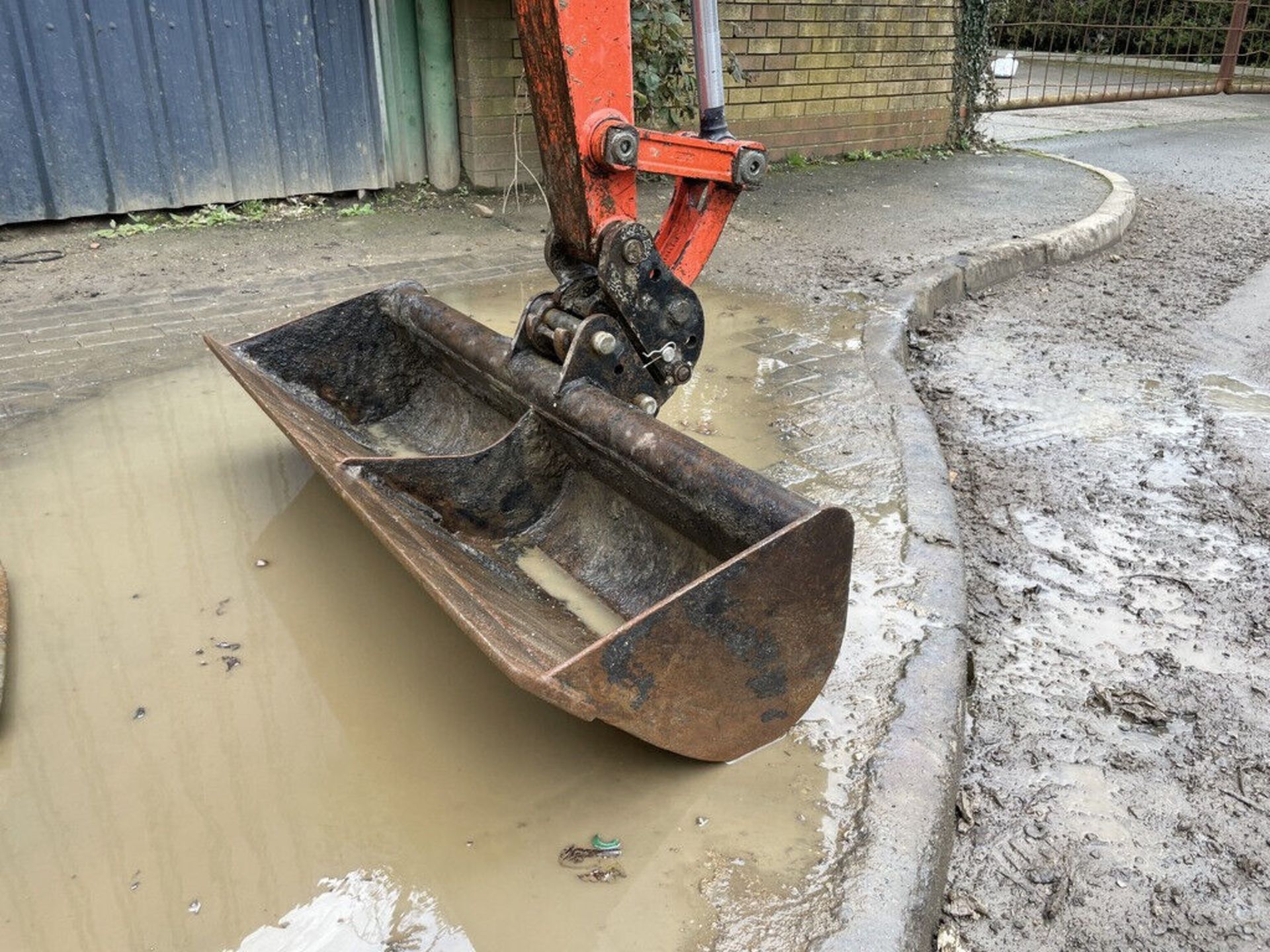 2017 KUBOTA U27-4: RED KEY PRECISION WITH 3290 HRS AND RECENT SERVICE - Image 2 of 8