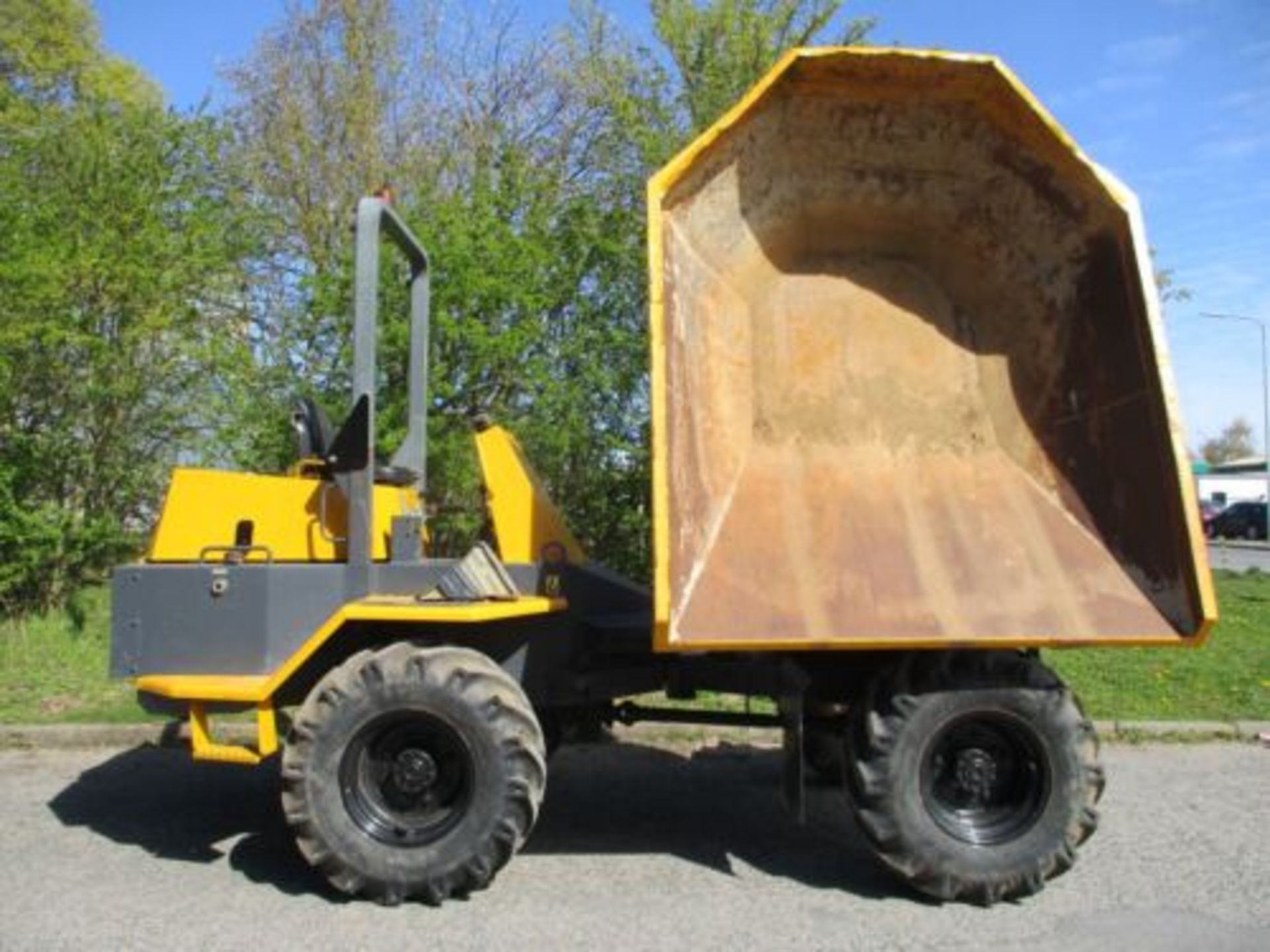 NEUSON 6-TON SWIVEL SKIP DUMPER: YOUR HEAVY LIFTER - Image 2 of 17