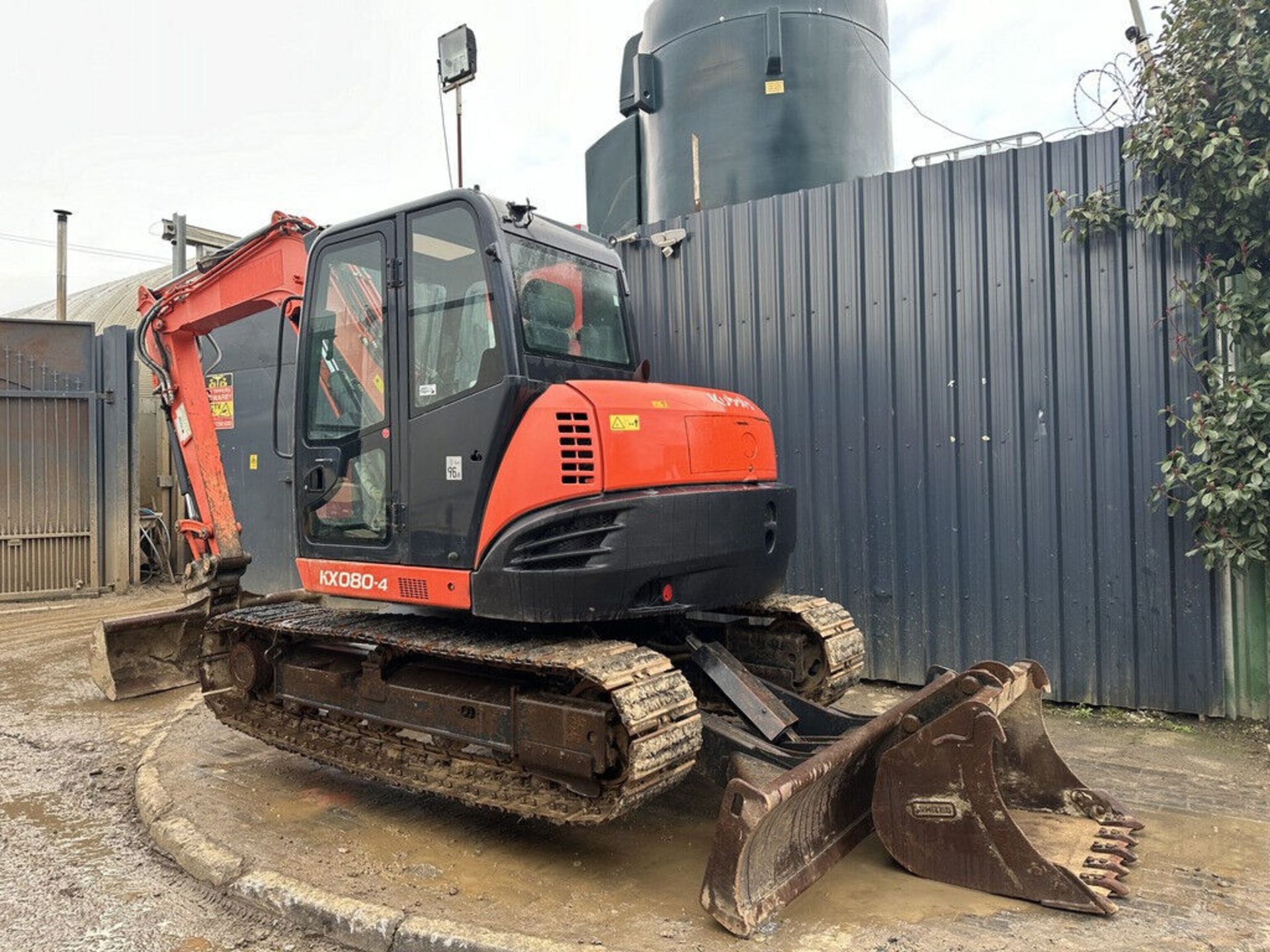 POWERFUL AND READY: 2016 KUBOTA EXCAVATOR - FULL CAB, BLADE, PIPED - Bild 2 aus 11