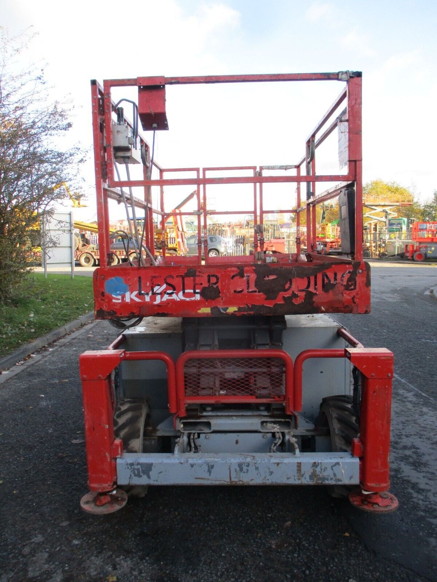 LEVELLING LEGACY: SKYJACK SJ6832'S STURDY 3770KG FRAME - Image 8 of 13