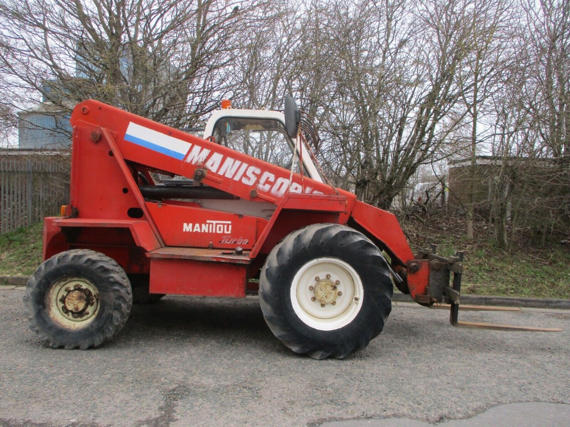 MANITOU 425: POWER PACKED 2.5 TON TURBO DIESEL TELEHANDLER - Image 9 of 15