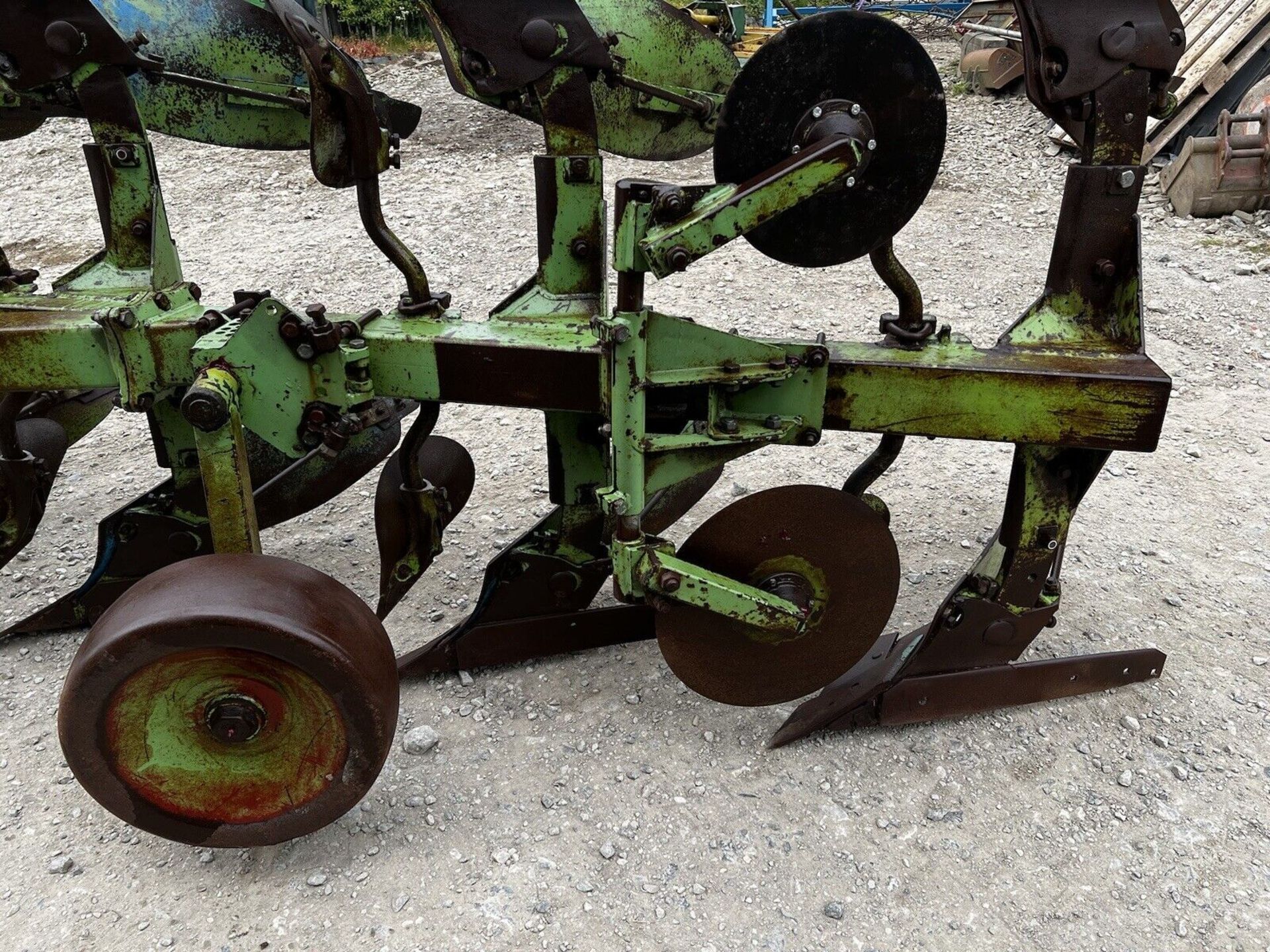 DEPENDABLE USED DOWDESWELL REVERSIBLE PLOUGH - Image 4 of 5