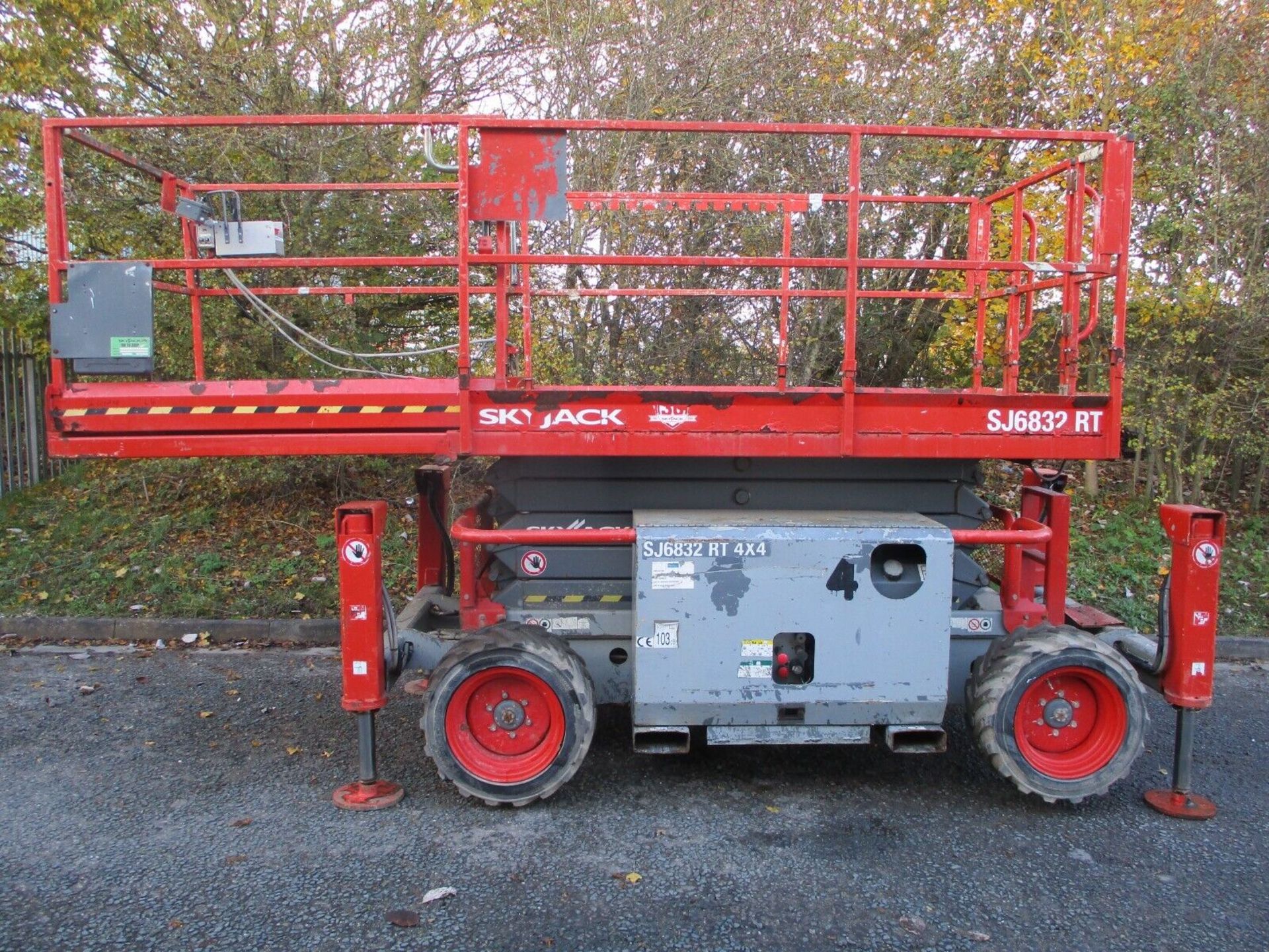 LEVELLING LEGACY: SKYJACK SJ6832'S STURDY 3770KG FRAME - Image 11 of 13