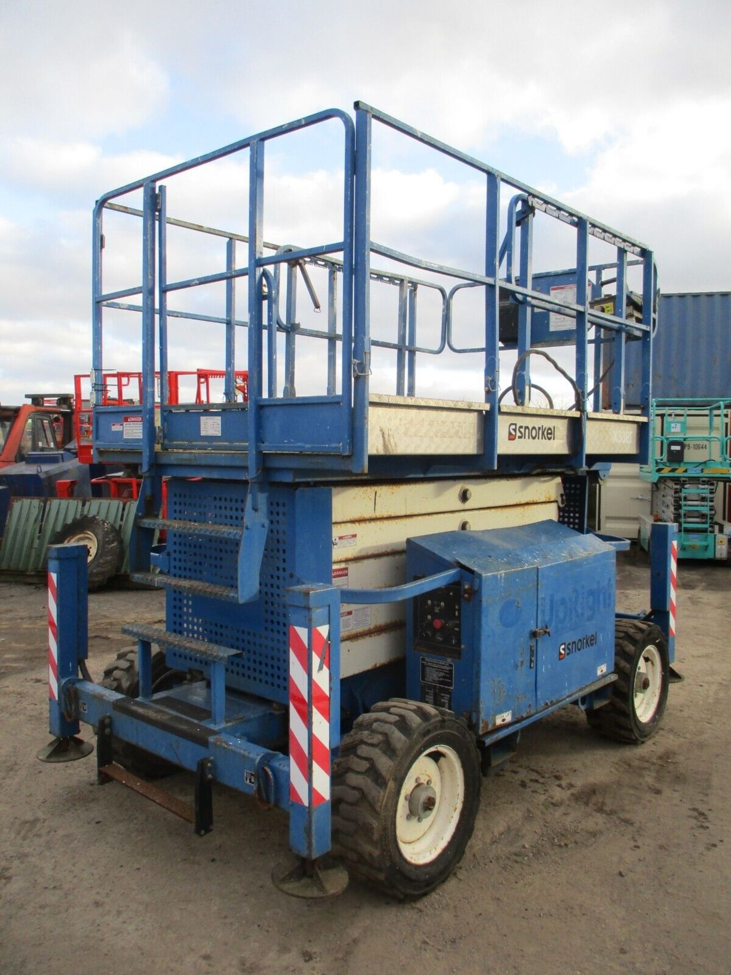 2007 UPRIGHT X33RT: 12M WORKING HEIGHT, SELF-PROPELLED - Image 10 of 14