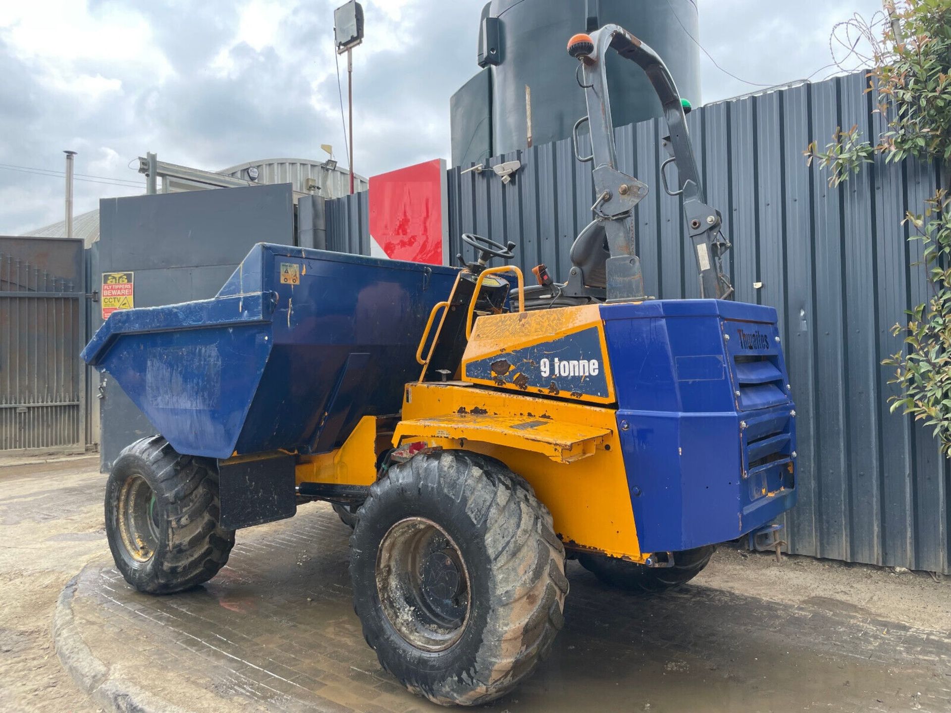 2016 THWAITES 9 TONNE DUMPER: ROBUST PERFORMANCE WITH 5622 HOURS - Image 2 of 12