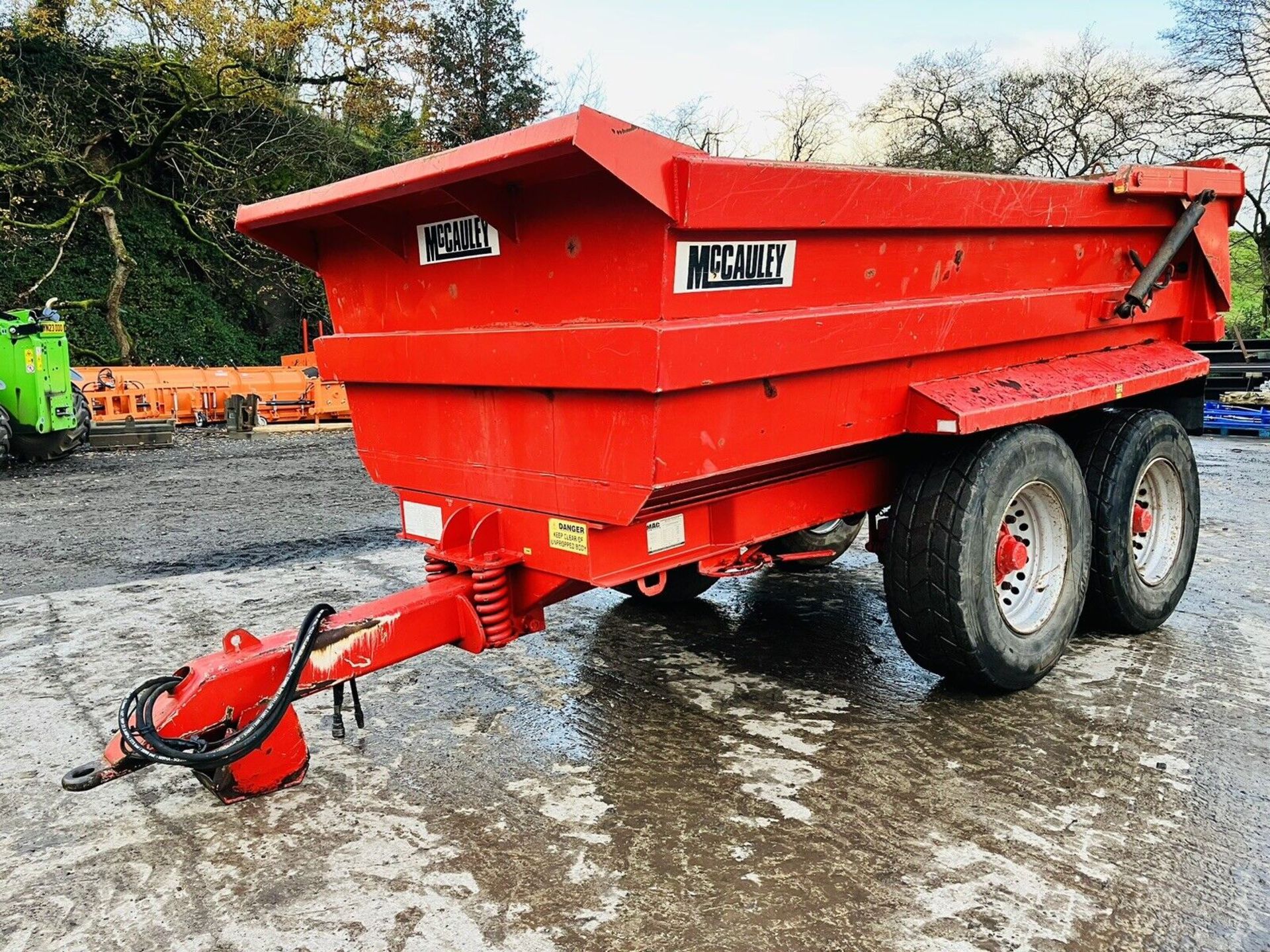 DUMP IN STYLE: 2017 MCCAULEY 14-TONNE TRAILER WITH HYDRAULIC REAR DOOR - Image 7 of 7