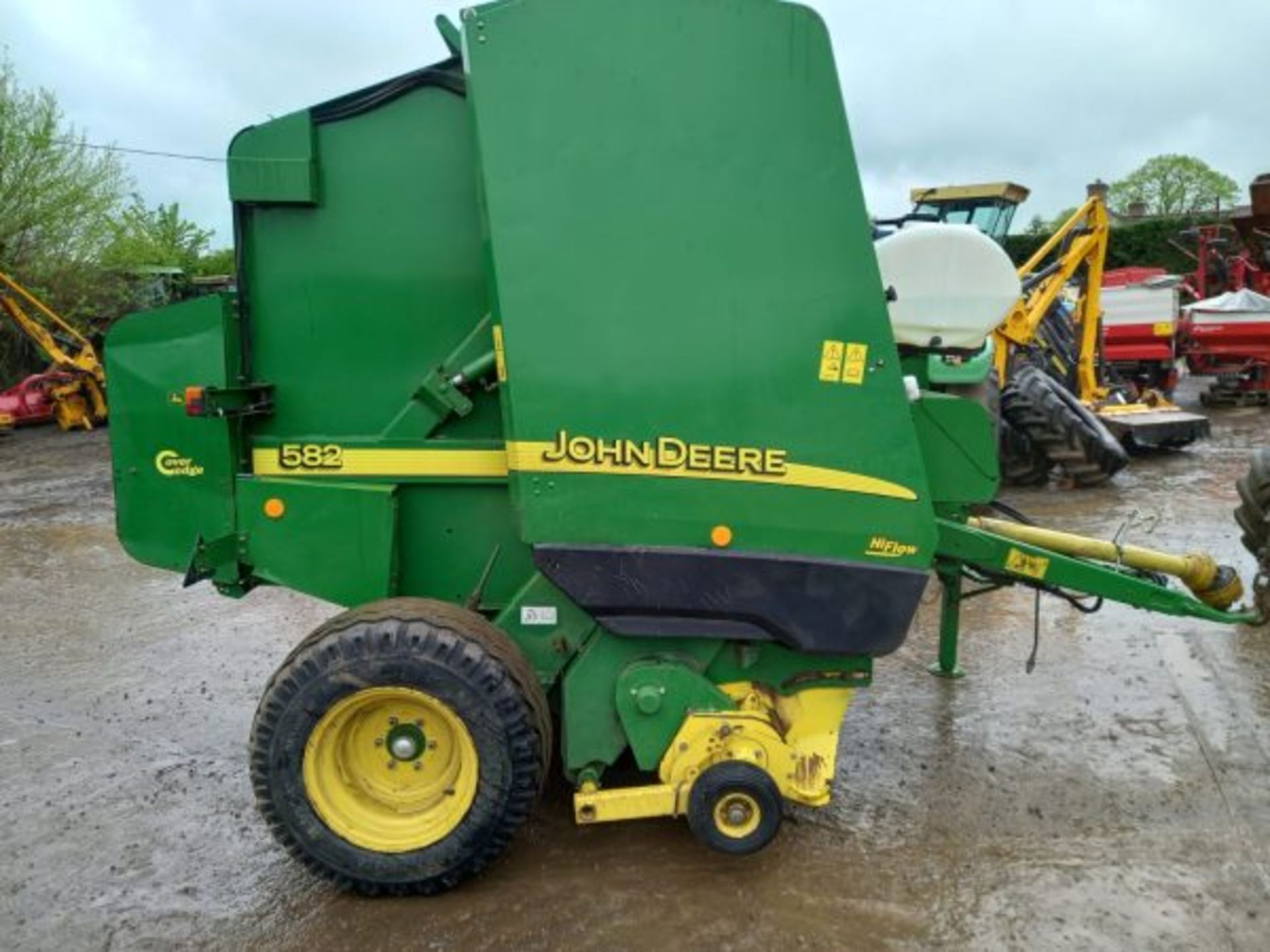 JOHN DEERE 582 ROUND BALER - Image 2 of 4