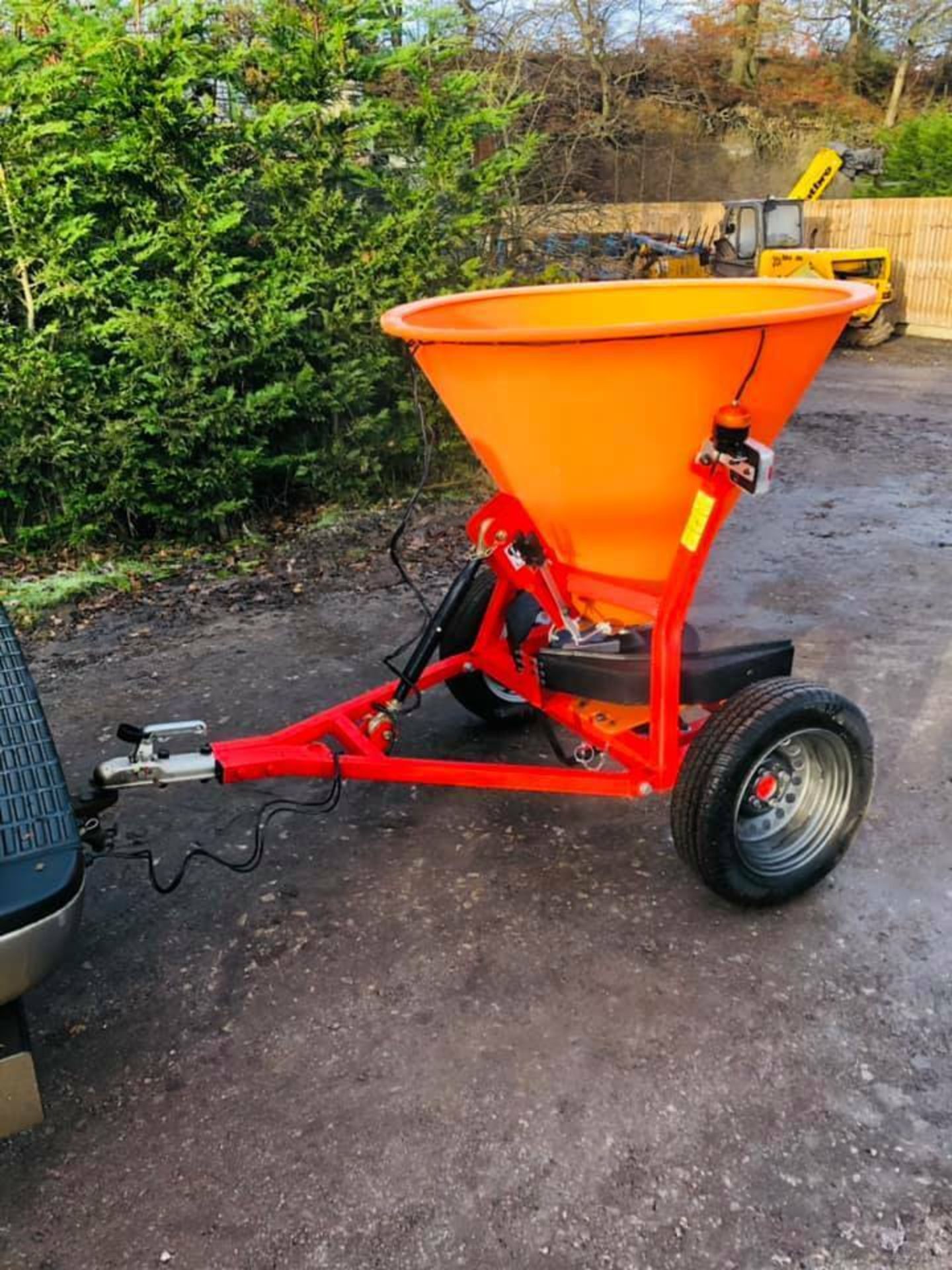 SNOW SOLUTION: NEW 3PL MOUNTED SALT SPREADERS 550L - Image 10 of 10