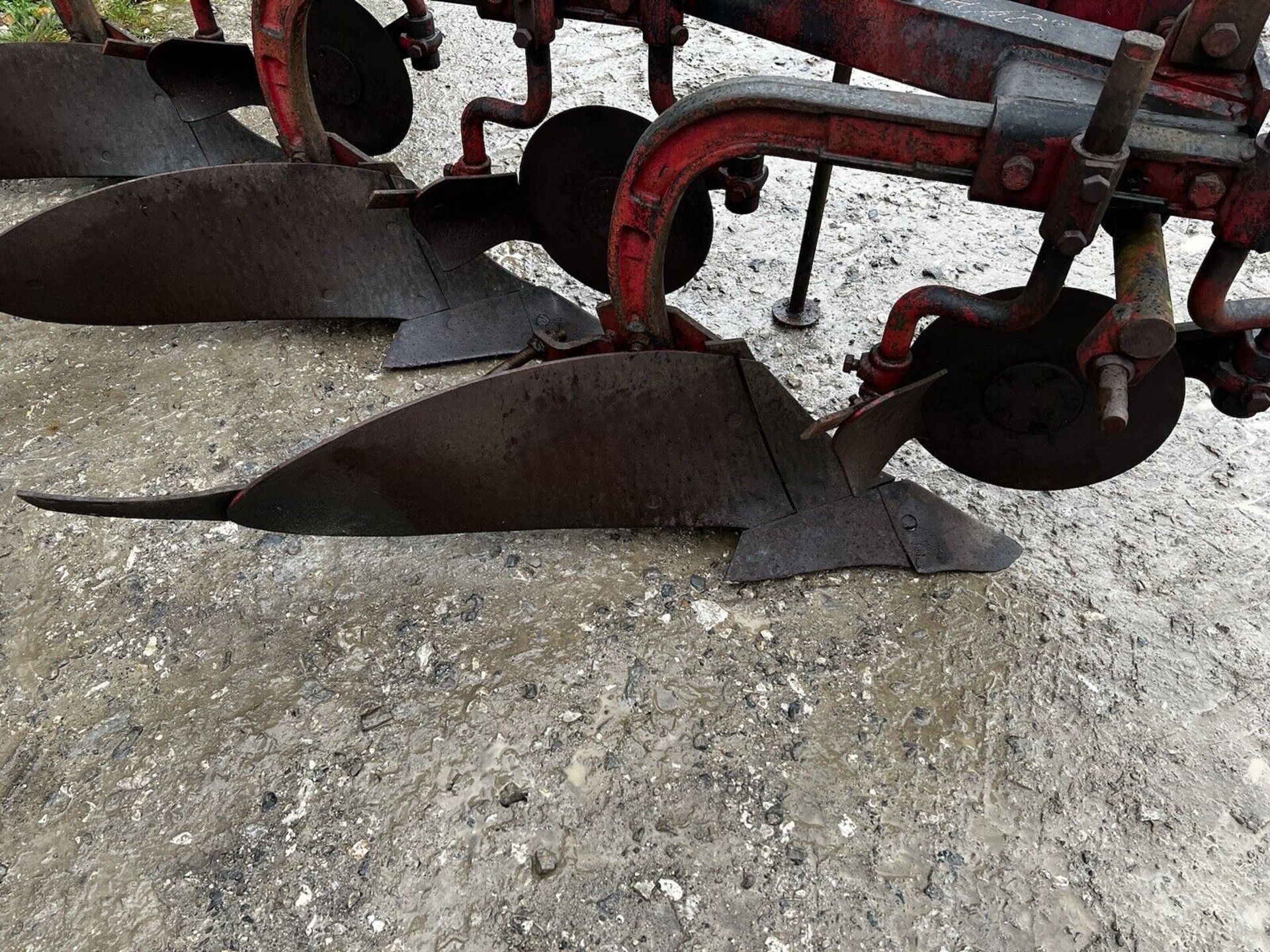 PRODUCTIVE 3-FURROW MF 150 PLOW - Image 7 of 8