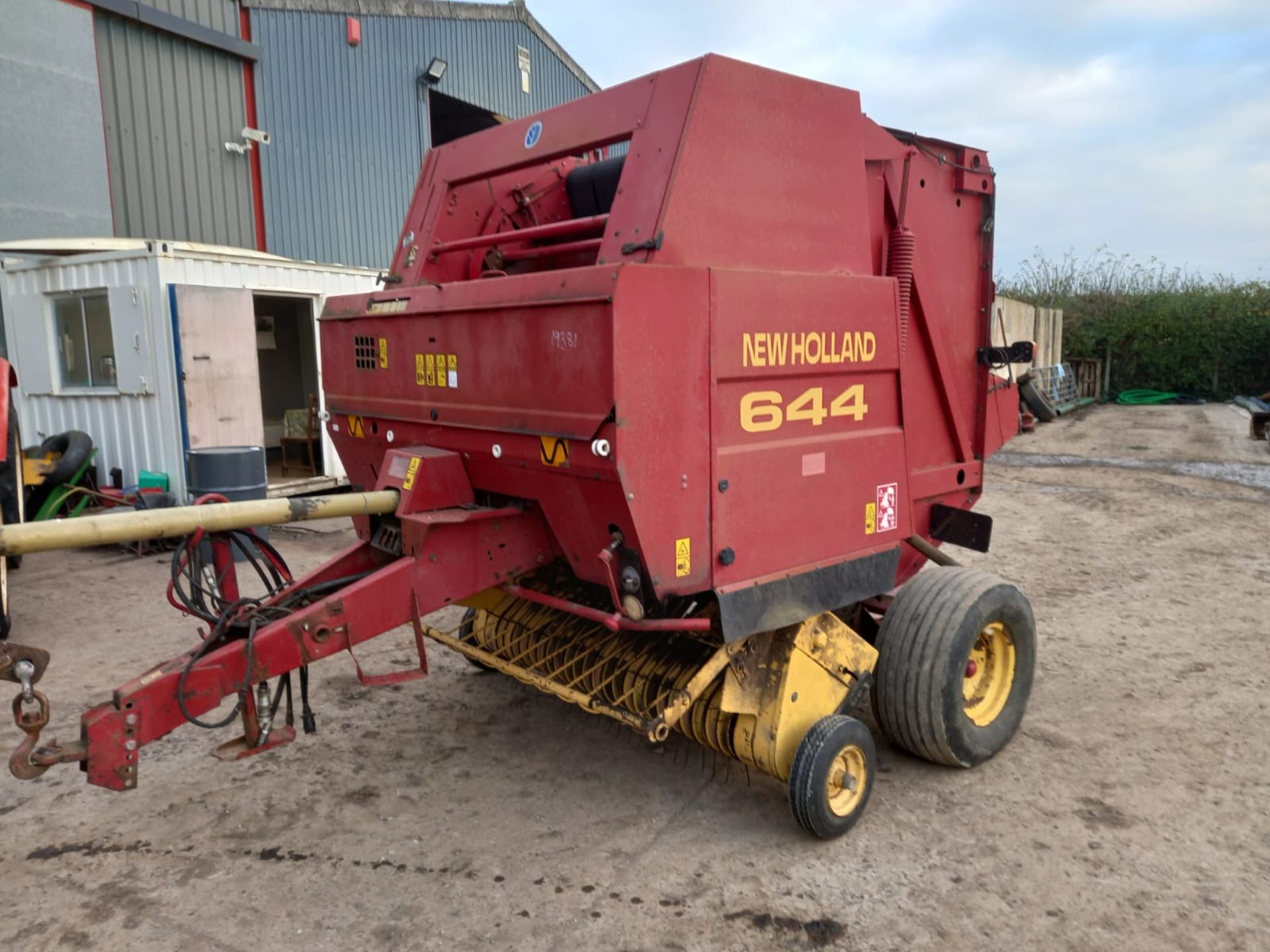 NEW HOLLAND 644 ROUND BALER