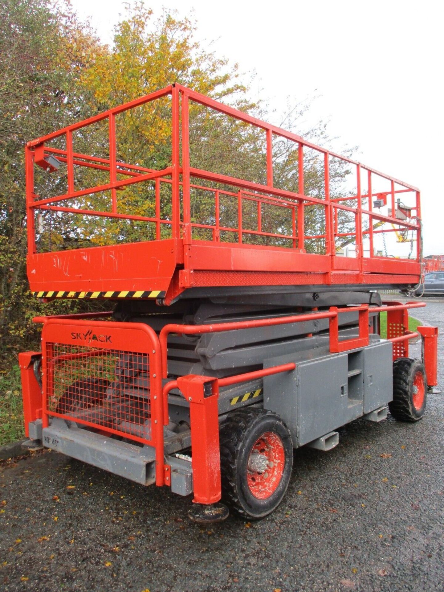 2015 SKYJACK SJ9241 SCISSOR LIFT - Image 2 of 14