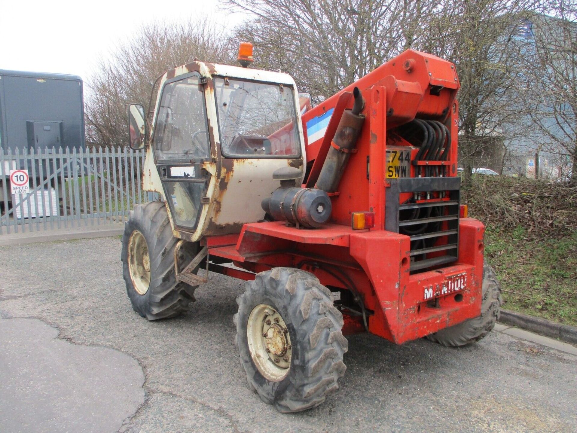 MANITOU 425: POWER PACKED 2.5 TON TURBO DIESEL TELEHANDLER - Image 14 of 15