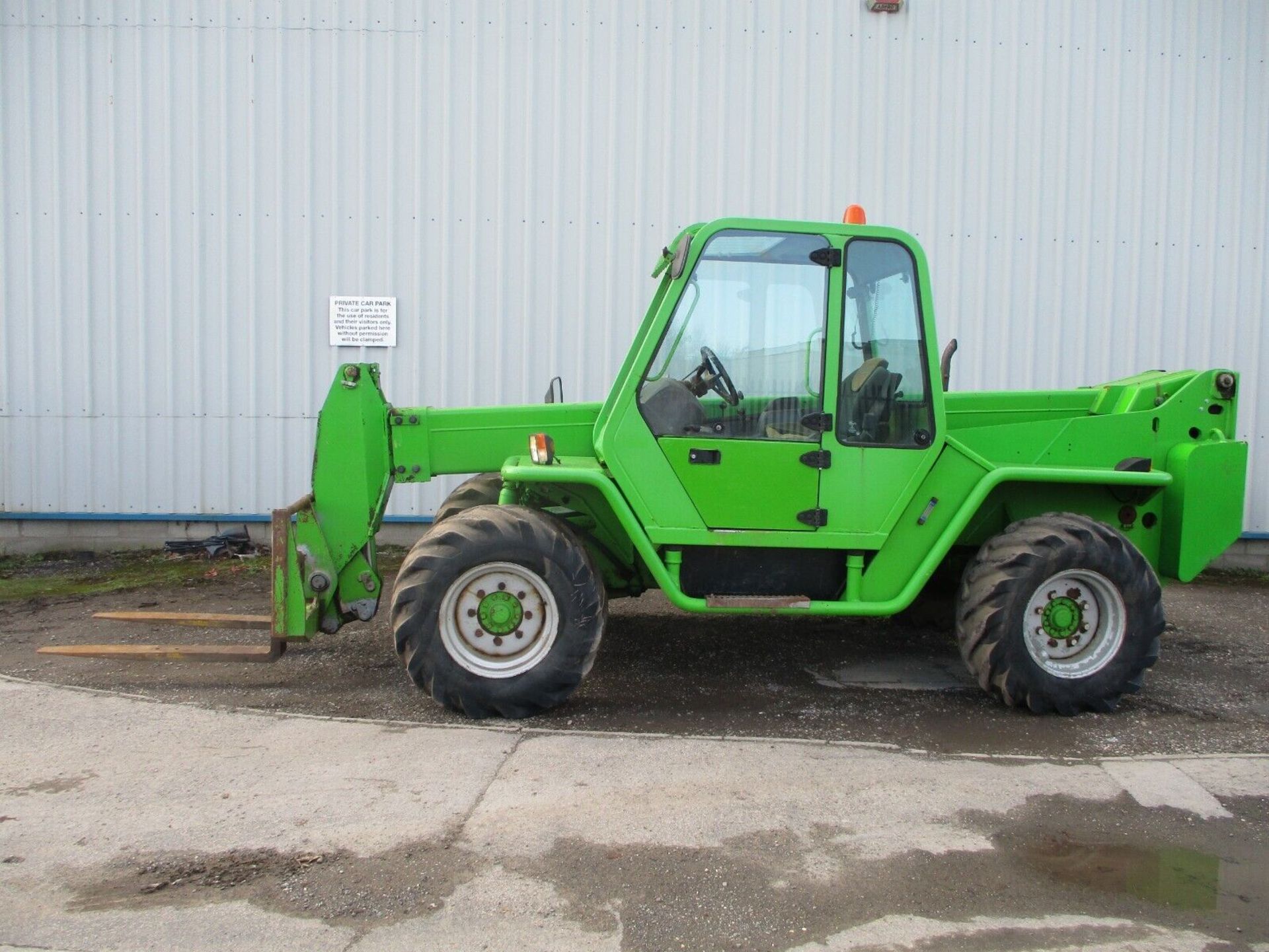 HEAVY LIFTING MASTERY: MERLO P60.10 TELEHANDLER, 6-TON LIFT POWER