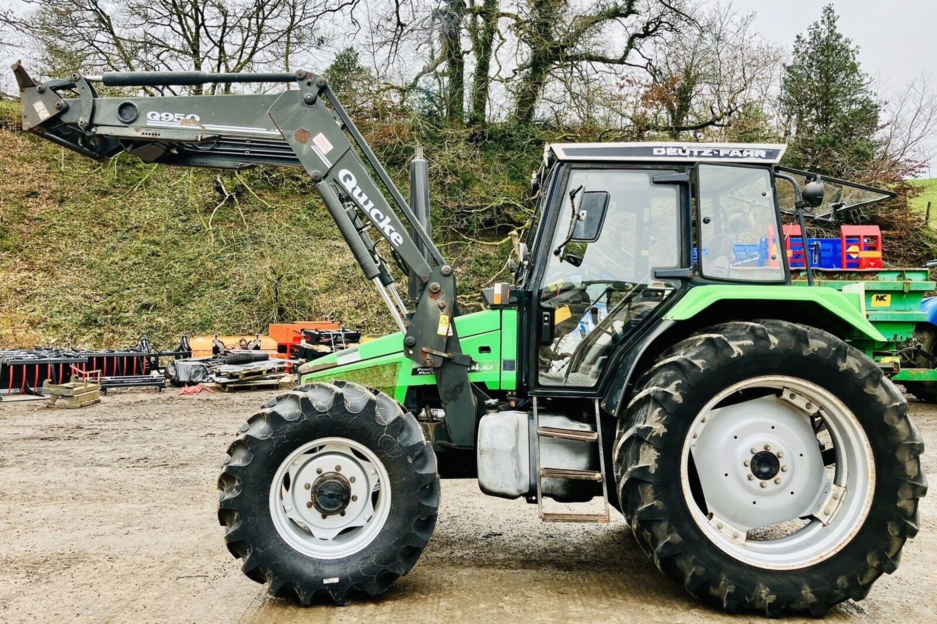 DEUTZ FAHR AGROXTRA 4.47 WITH A QUICKE Q950 LOADER.