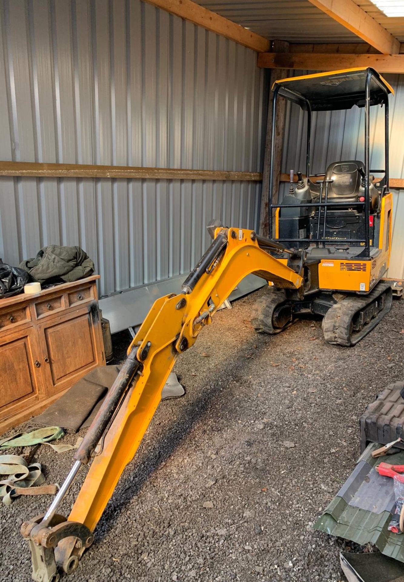 2018 JCB MINI DIGGER: GOOD TRACKS, 2 BUCKETS INCLUDED