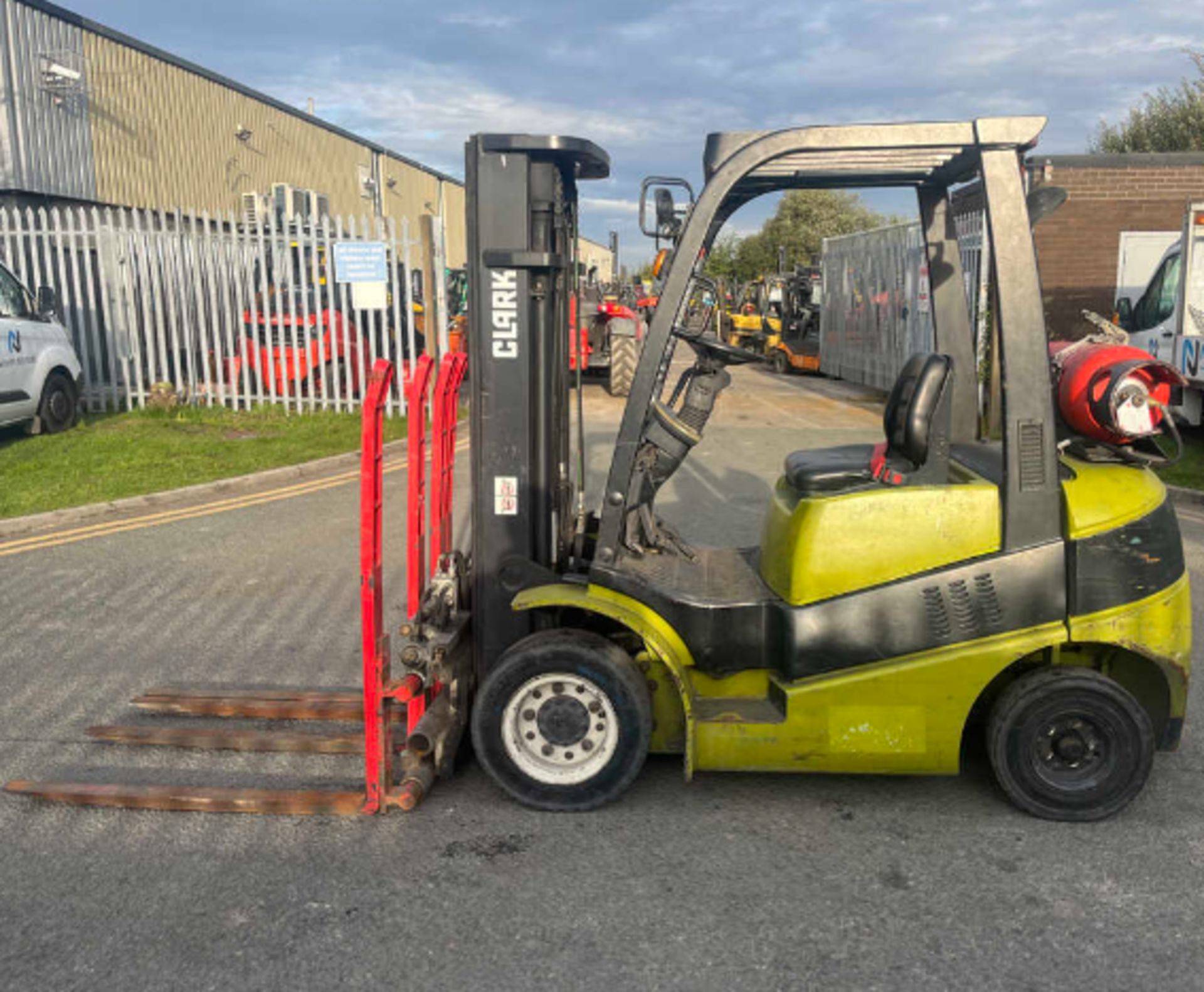 2005 LPG FORKLIFTS CLARK C25G - Image 4 of 6