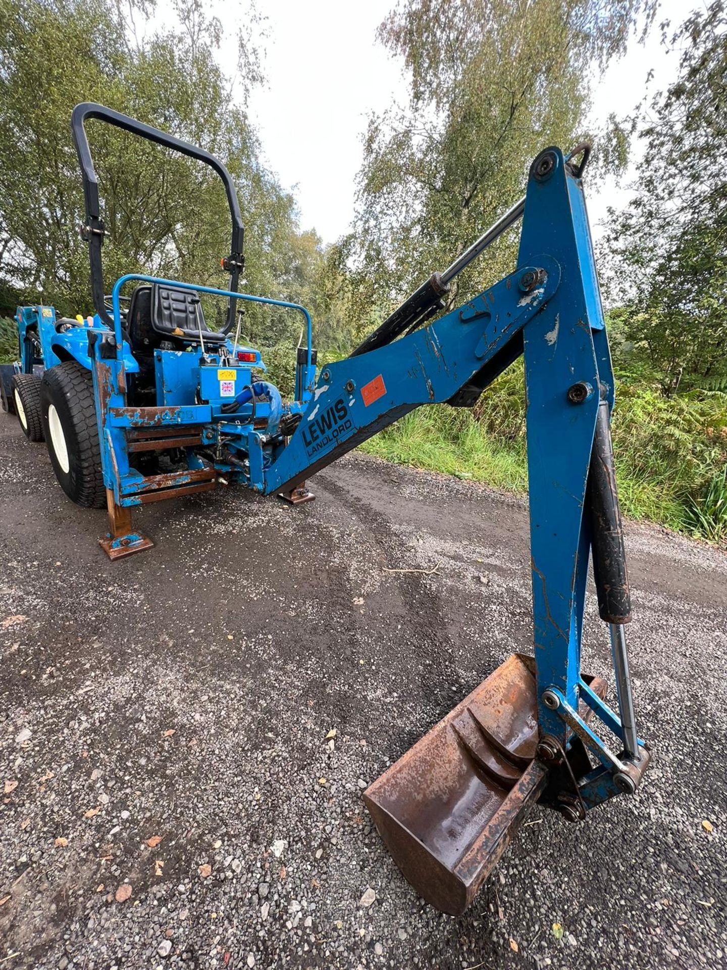 NEW HOLLAND TC27D BACK LOADER, SPOOL VALVE, ROLL PTO - Image 9 of 23