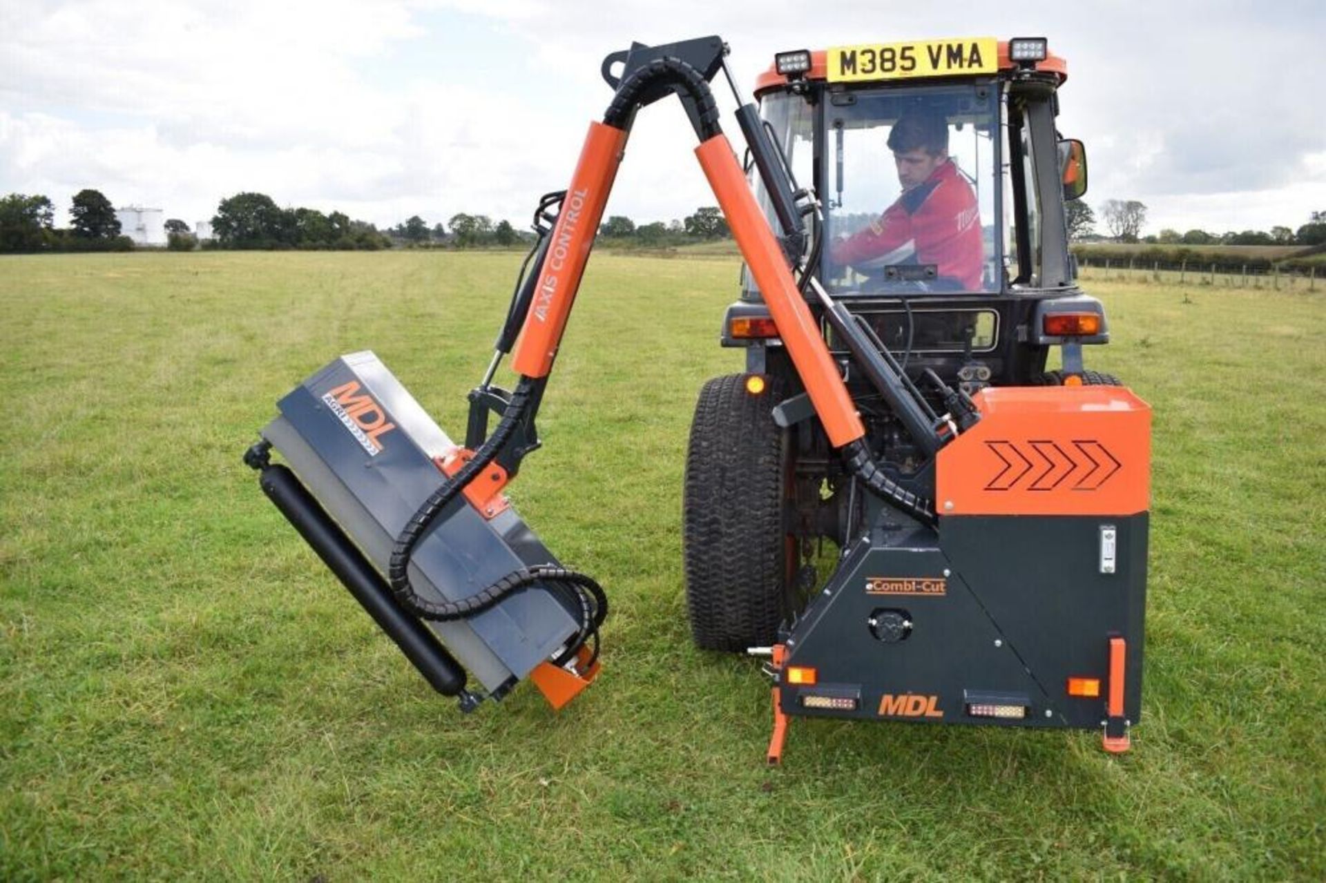 BRITISH PRECISION: ECOMBI CUT 100CM JOYSTICK HEDGE CUTTER FOR SEAMLESS TRIMMING